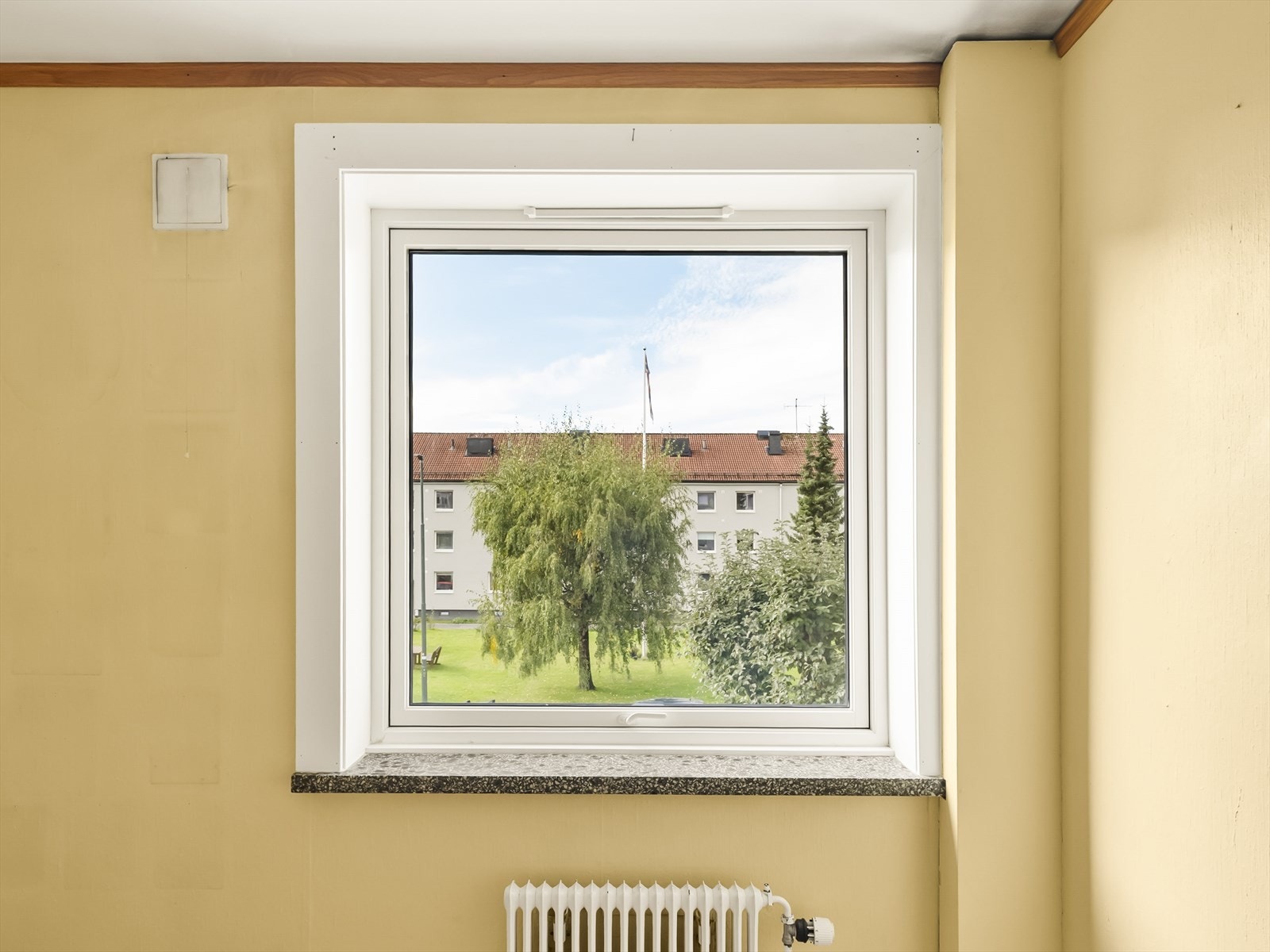Rommet er utstyrt med et moderne topp sving-vindu fra 2019. Galleribilde