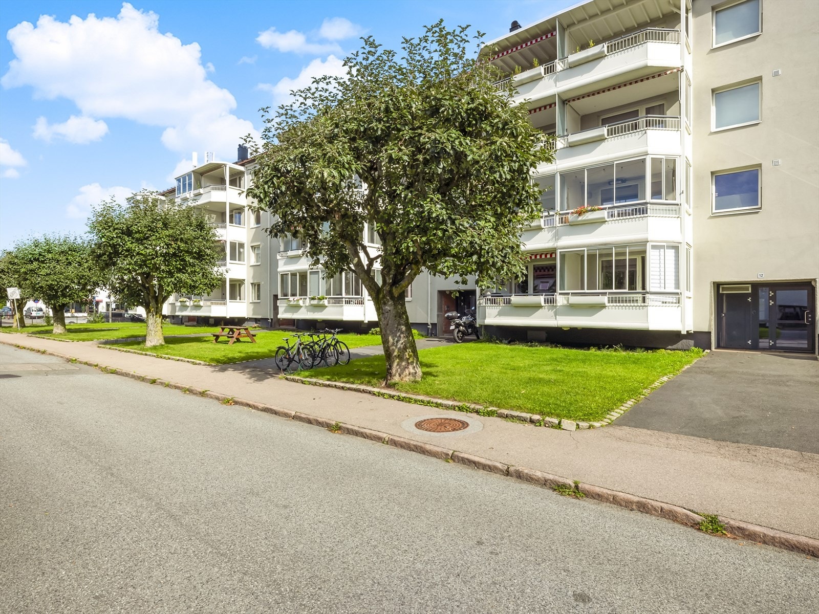 Velkommen til Radarveien 10 - en klassisk boligblokk i et rolig og veletablert nabolag. Galleribilde