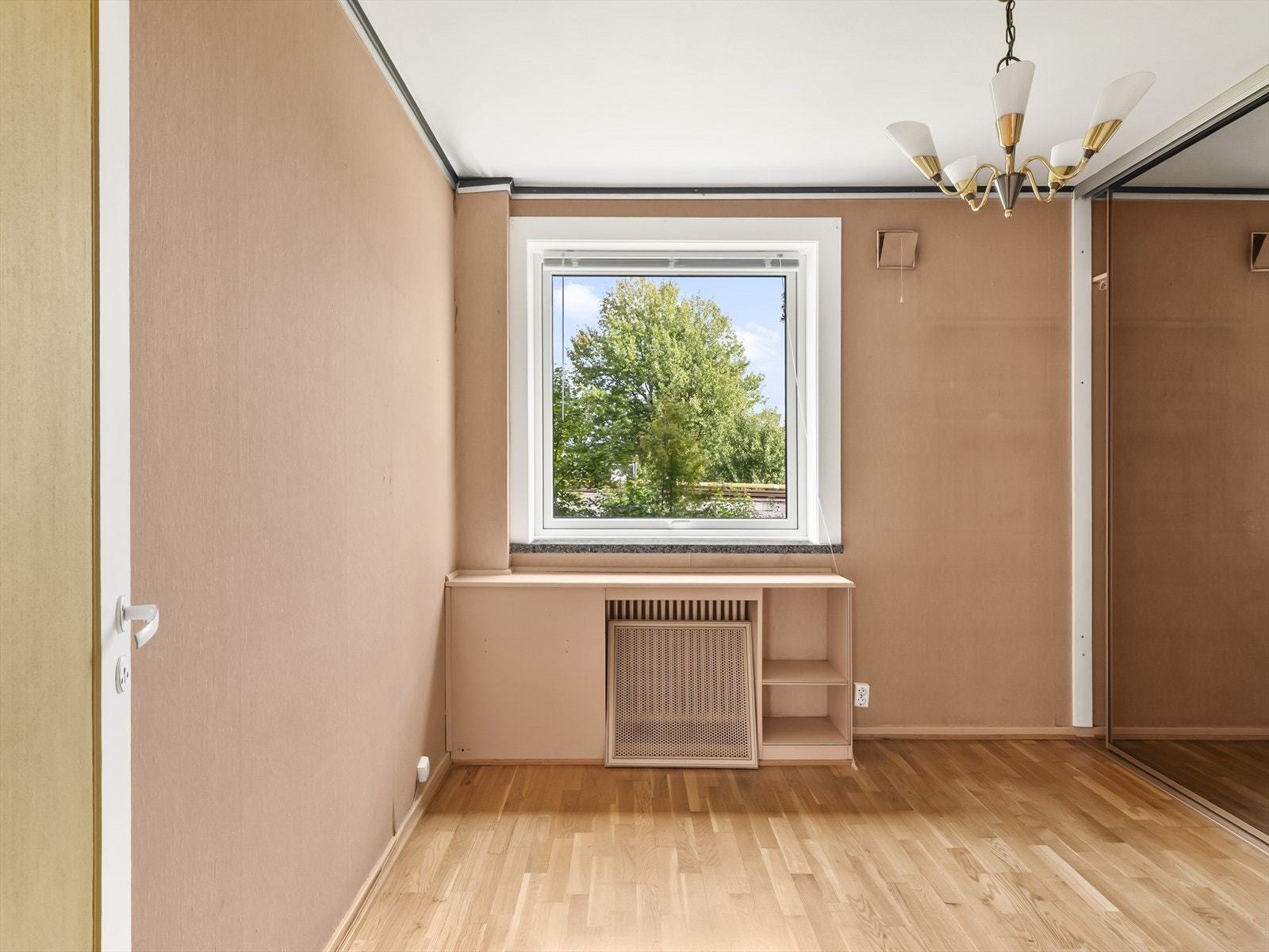 Moderne vindu fra 2019 slipper inn godt med dagslys på soverommet. Galleribilde
