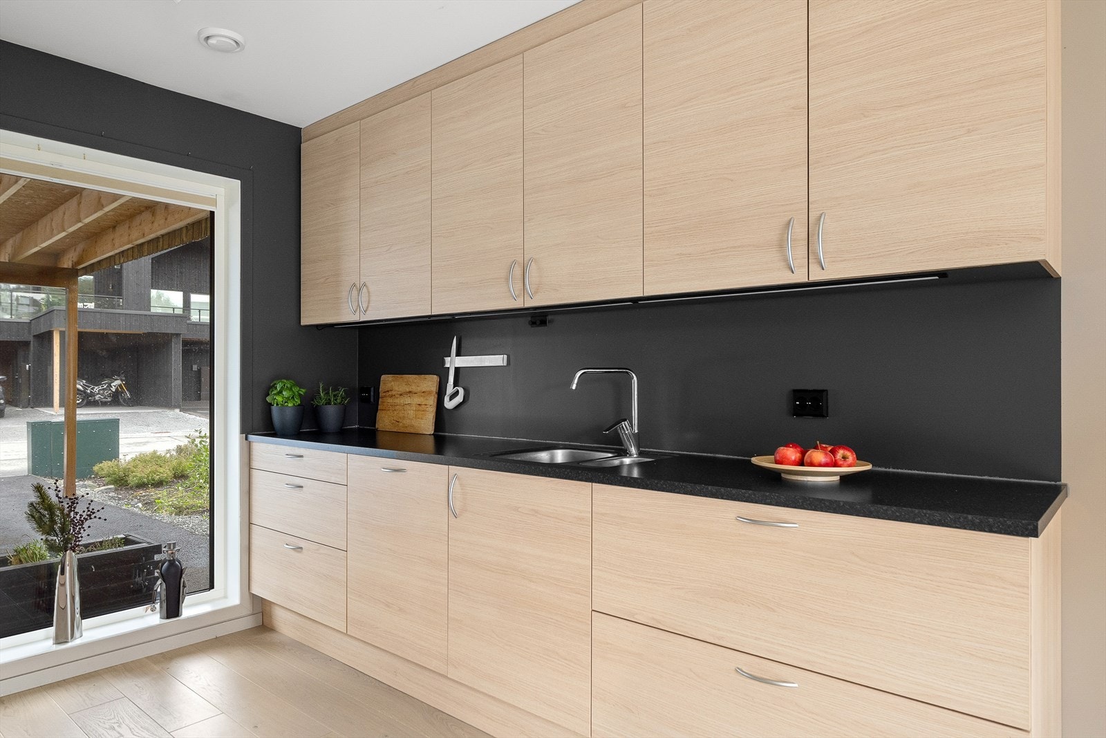 Kjøkkenet har en lekker og moderne utførelse. Galleribilde