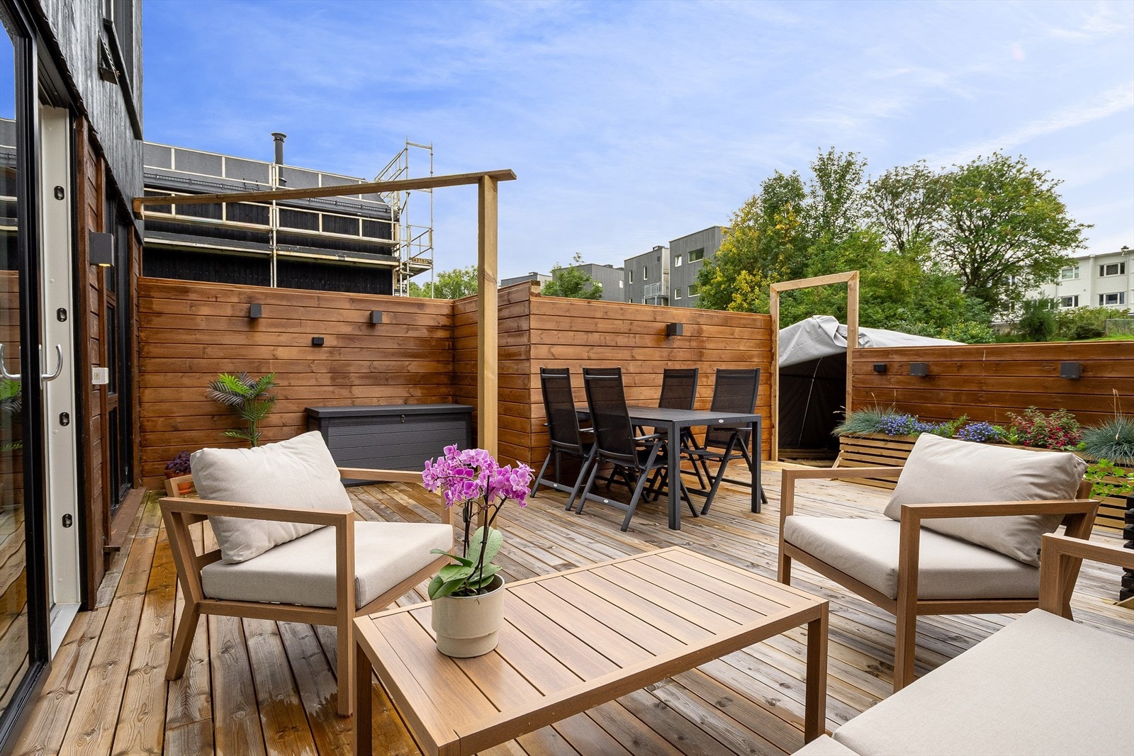 Her bor du med avskjermet uteplass og svært gode solforhold! Galleribilde