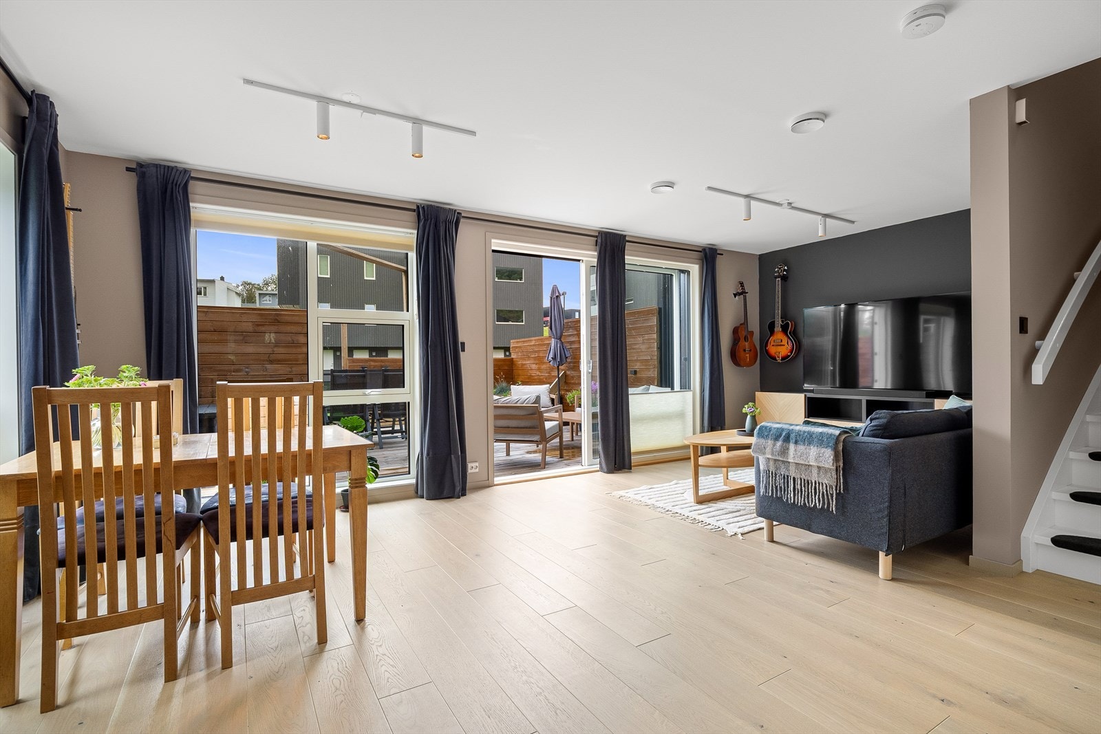 Fra stuen er det utgang til en herlig terrasse med avskjermende levegger (ikke byggemeldt). Galleribilde