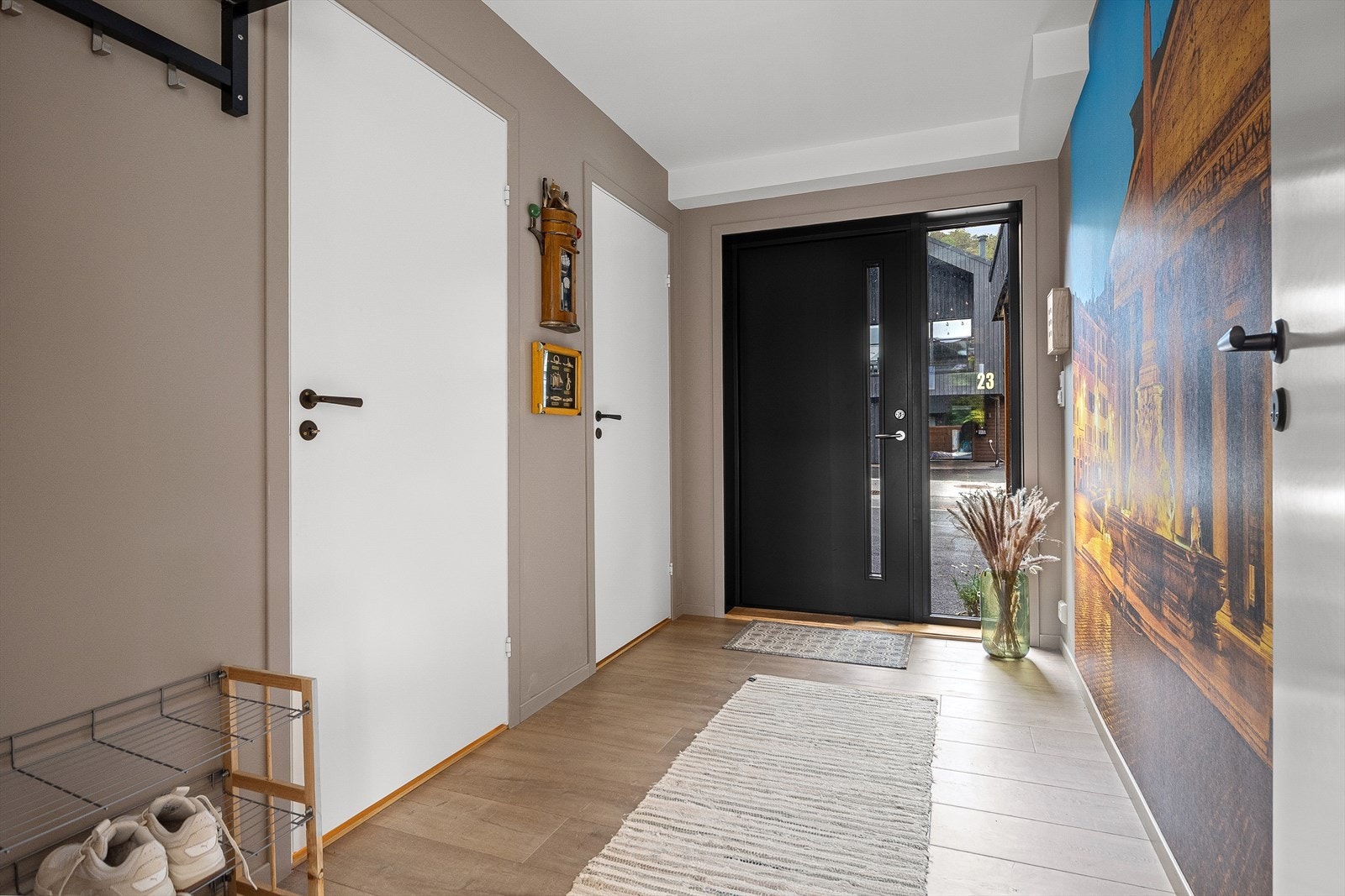 Entreen er romslig med plass til å henge fra seg. Galleribilde