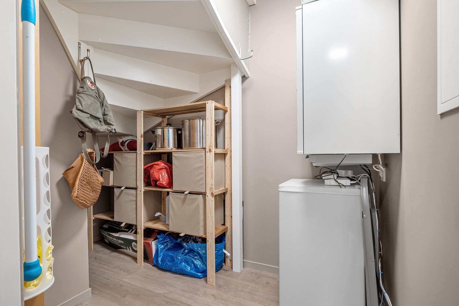 Praktisk bod under trappen. Galleribilde