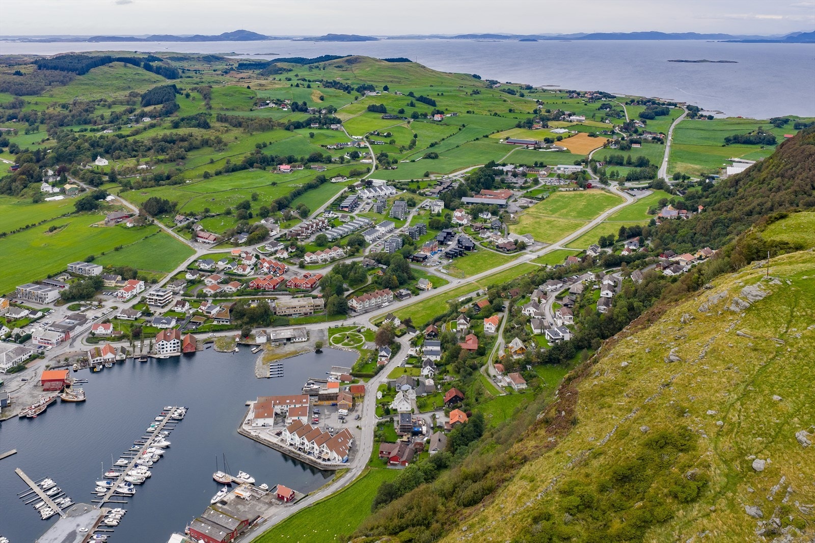 Vikevåg byr på naturskjønne omgivelser og umiddelbar nærhet til flotte turområder! Galleribilde