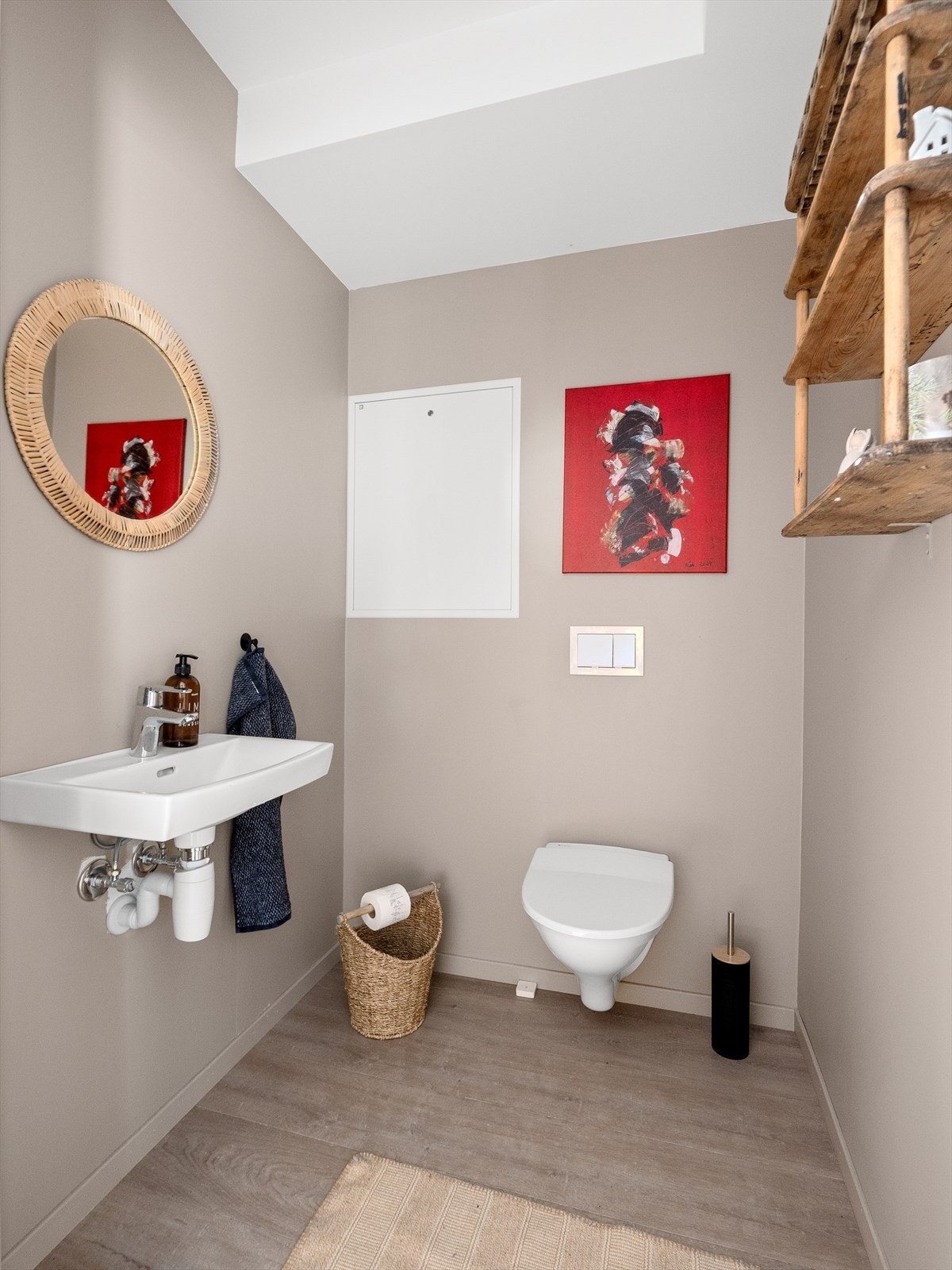 Gjestetoalett med vegghengt toalett og servant. Galleribilde