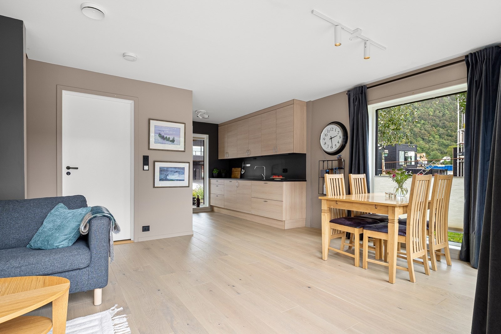 Kjøkkenet ligger i åpen løsning til stuen. Galleribilde