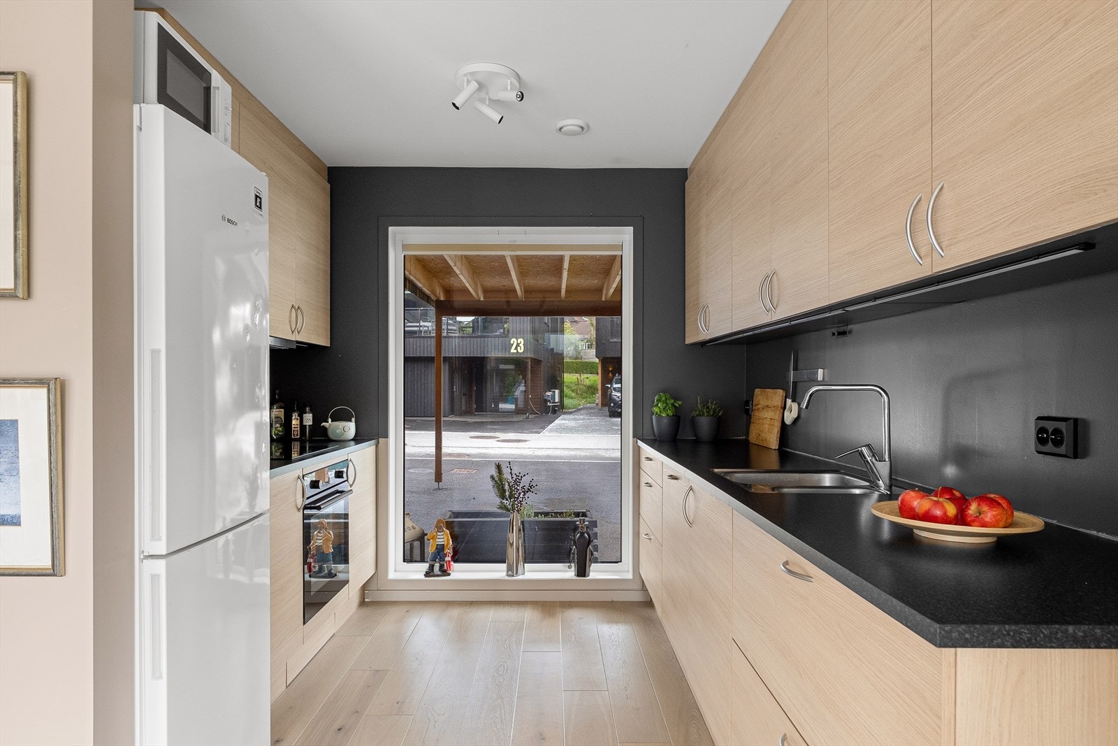 Det inneholder integrert stekeovn, stekeplate og oppvaskmaskin, samt frittstående kombiskap. Galleribilde