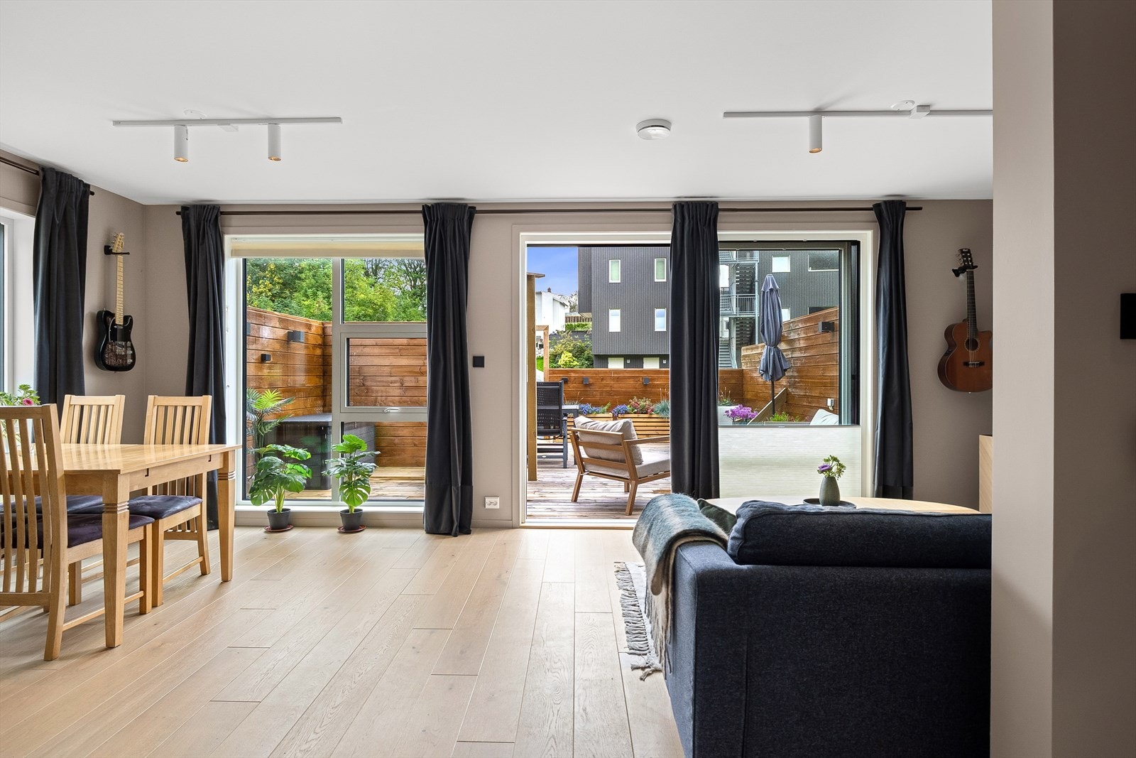 Stuen er åpen og lys med gode vindusflater. Galleribilde