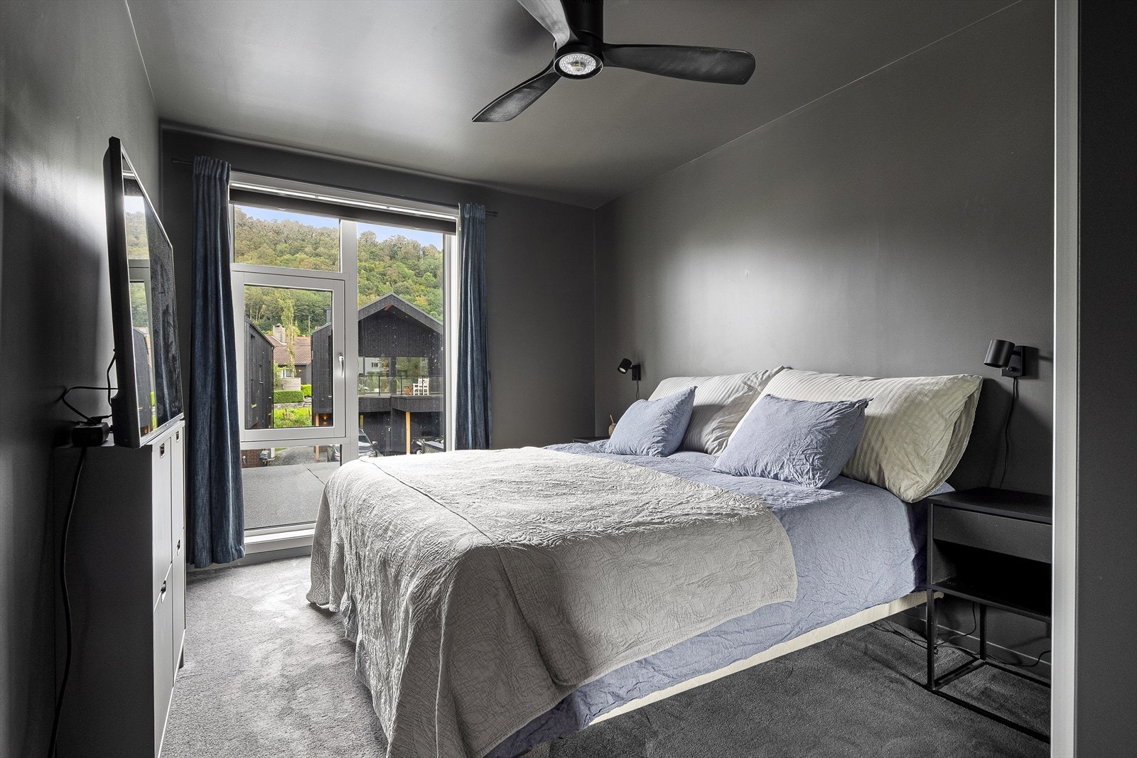 Hovedsoverommet er romslig med god plass til dobbeltseng og garderobeskap. Galleribilde