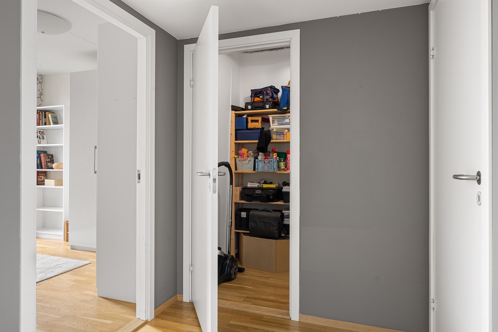 Leiligheten har en praktisk bod/garderobe i tilknytning til gangen. Galleribilde