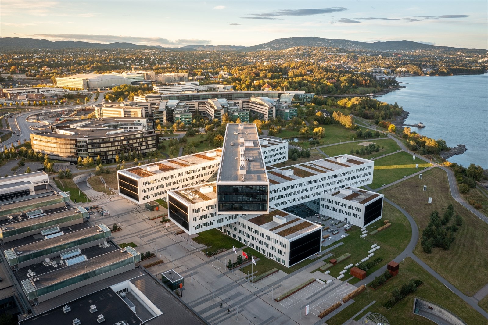 Fornebu er et sjønært område med sentral beliggenhet og er et yndet boligområde for alle aldersgrupper. Galleribilde