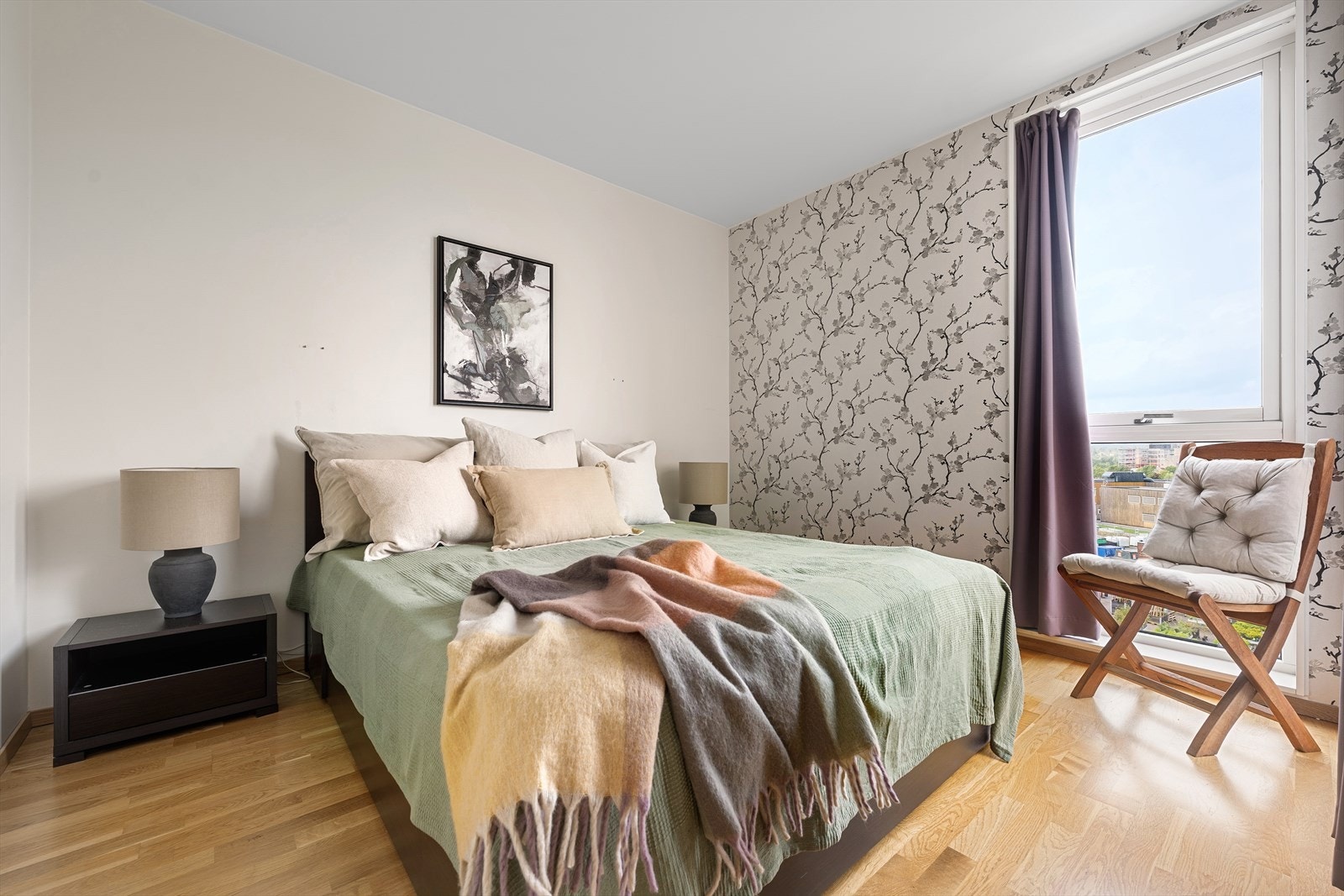 Leiligheten har et romslig hovedsoverom med plass til dobbeltseng, tilhørende nattbord og annet soveromsinteriør. Det er mye oppbevaringsplass i stor bod/garderobeskap på soverommet. Galleribilde