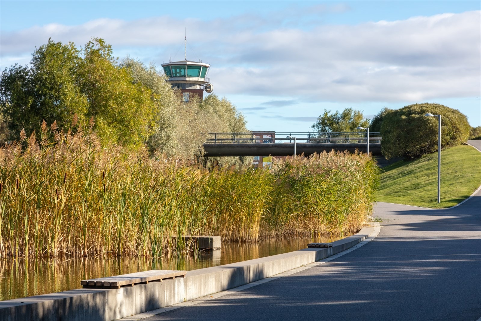 Her bor man i et stille og rolig område med gangavstand til det man trenger av fasiliteter og servicetilbud Galleribilde