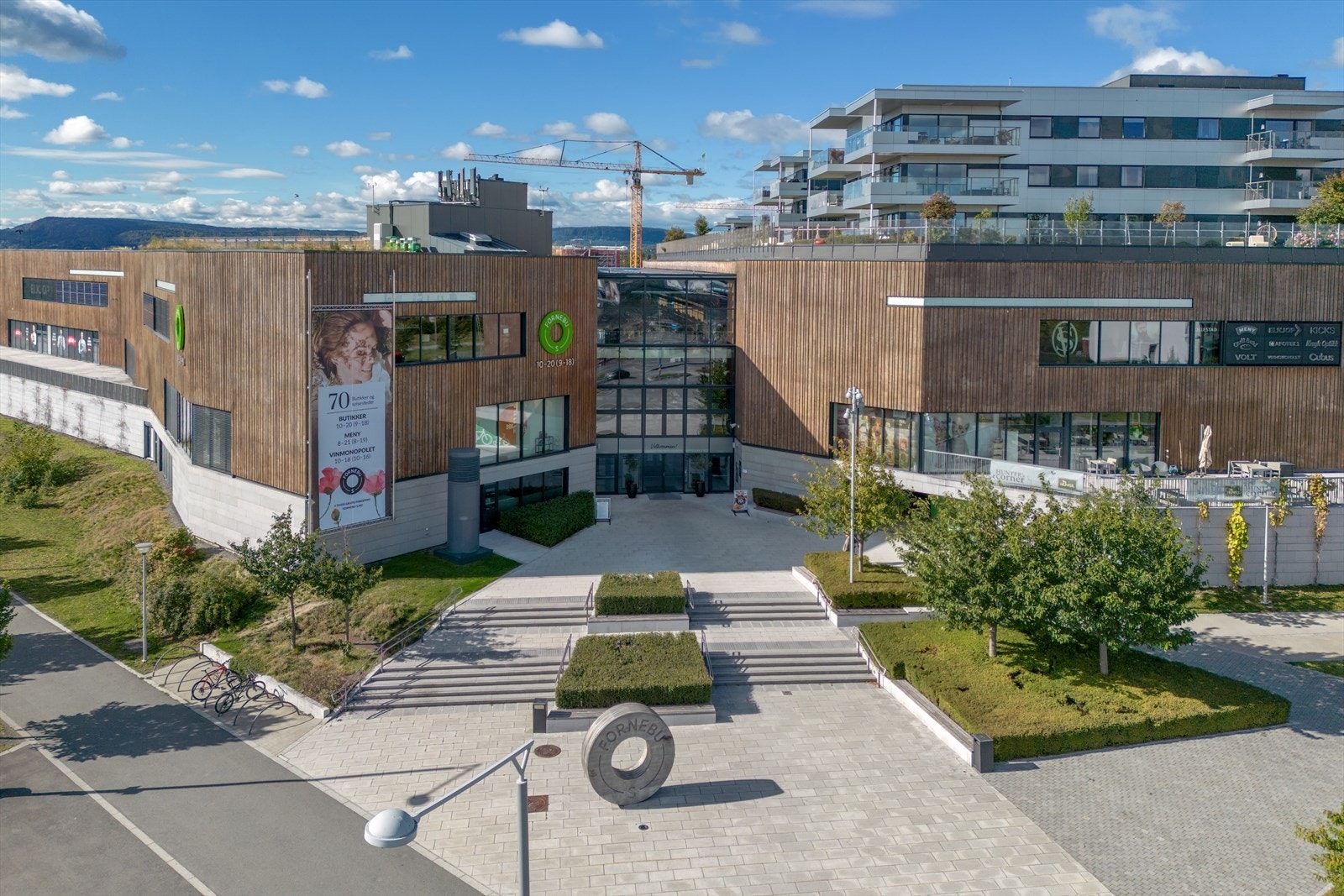 Fornebu S kjøpesenter ligger kun minutter unna og byr på et bredt utvalg butikker, serveringssteder og tjenester. Galleribilde