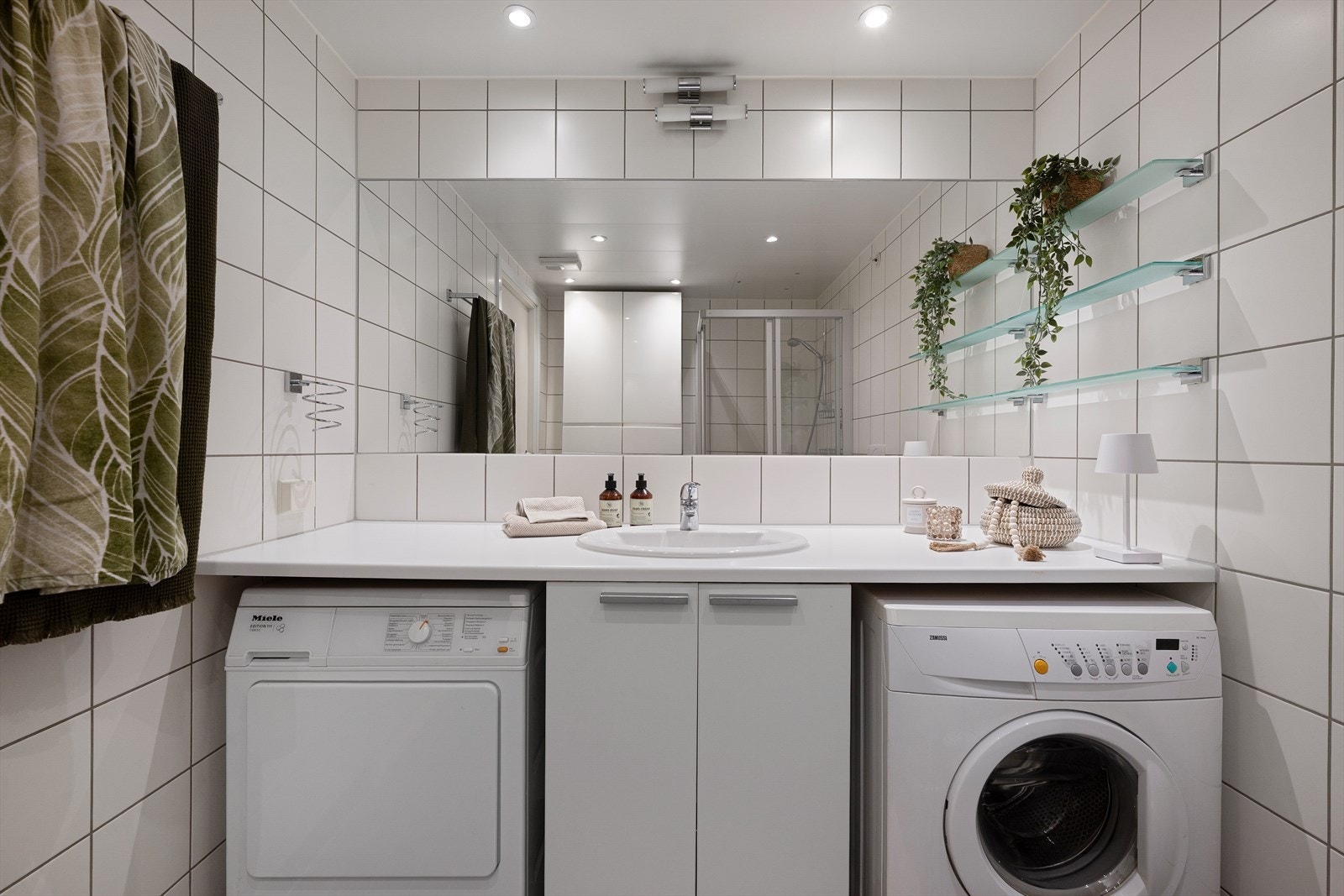 Badet har vannbåren varme i gulv og spotter i tak. Galleribilde