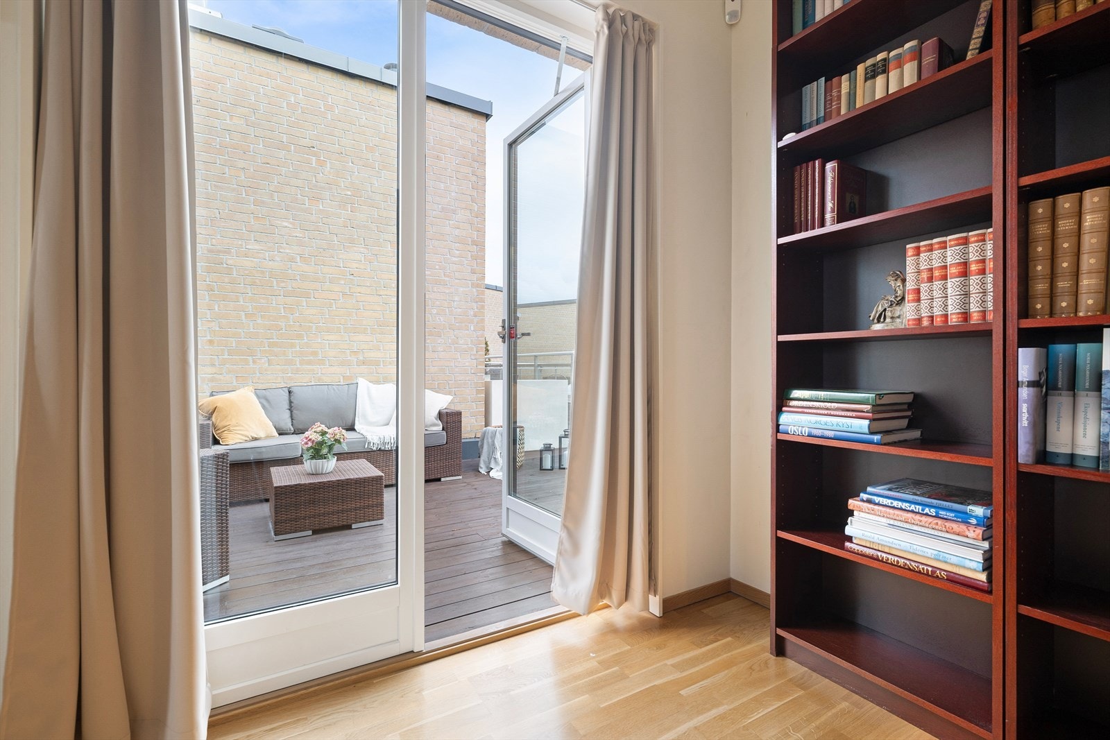 Fra loftstuen er det utgang til leilighetens absolutte høydepunkt - den storslåtte, østvendte takterrassen på hele 23m²! Galleribilde