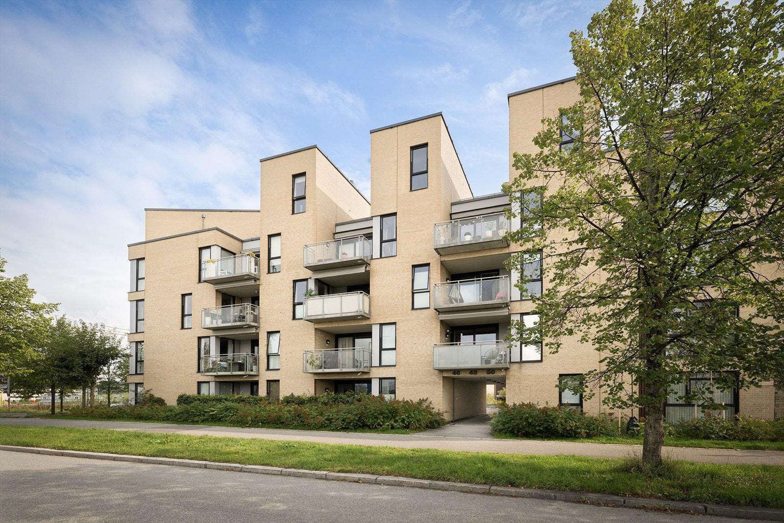 Fra leiligheten er det kort gange til bussholdeplass med hyppige avganger hele døgnet. T-bane kommer i umiddelbar nærhet når den blir ferdig. Galleribilde