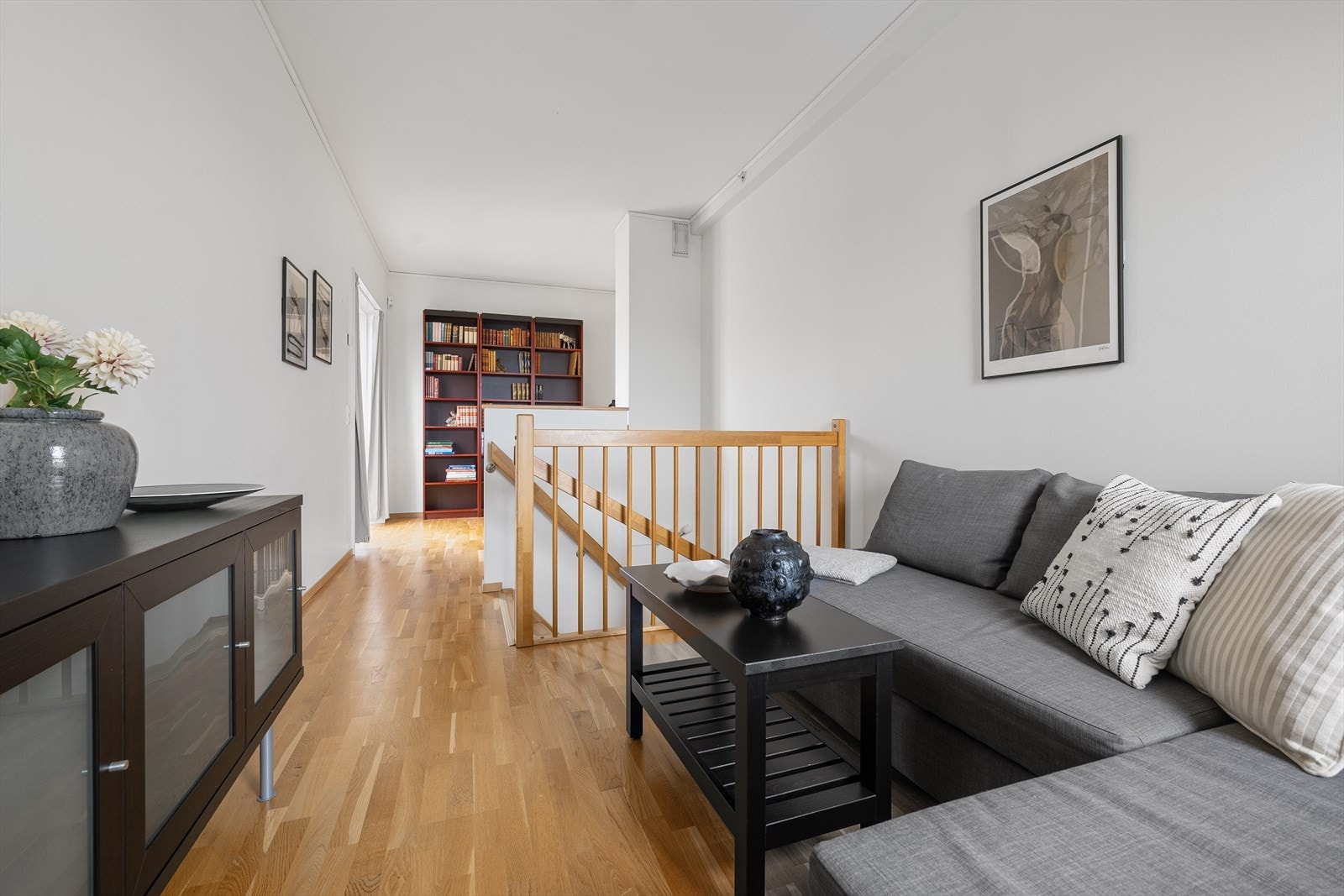 Her finner du en lys og luftig loftstue med en takhøyde på 2,83 meter. Rommet er svært fleksibelt og kan innredes som en ekstra TV-stue, et lekerom for barna eller et romslig hjemmekontor. Galleribilde