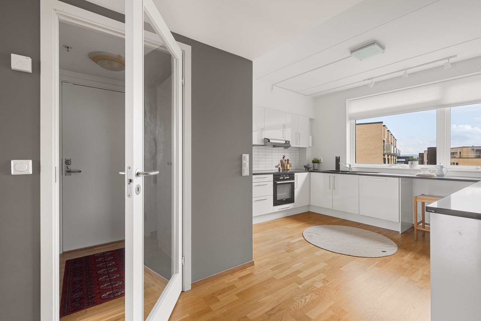 Velkommen inn! Leiligheten har en innbydende entré med god plass til yttertøy og sko i garderobeskap. Galleribilde