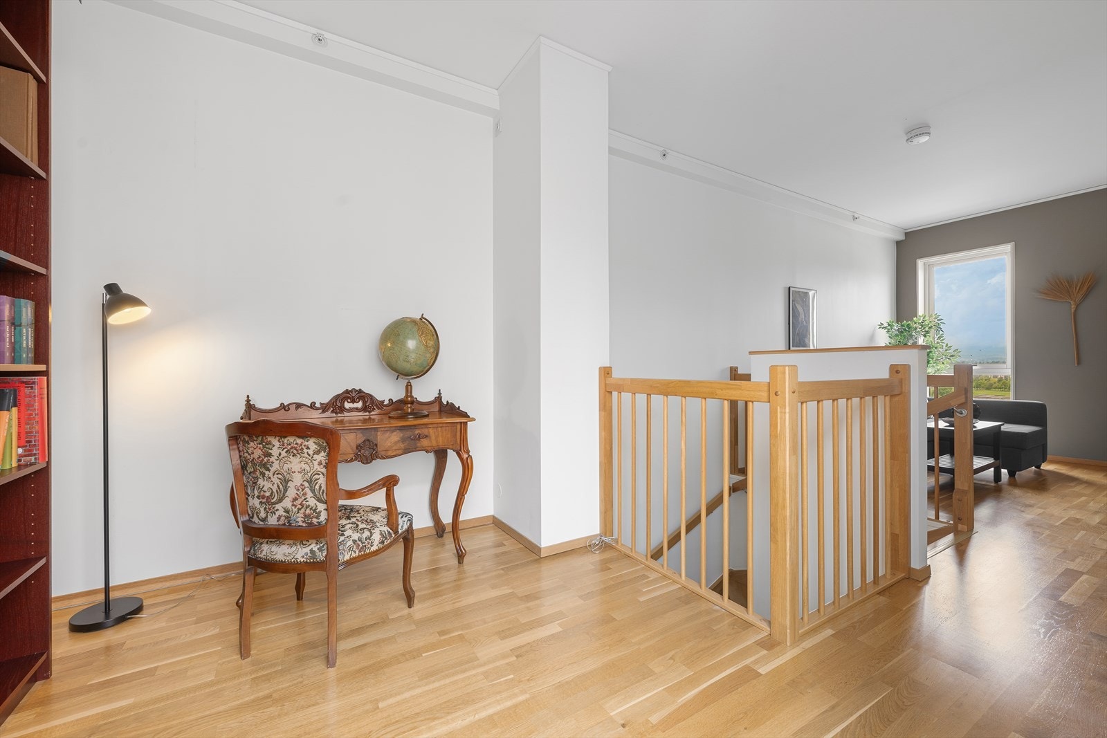 Loftstuen brukes i dag som stue/kontor, men det er mulighet for å gjøre det om til et ekstra soverom om ønskelig. Galleribilde