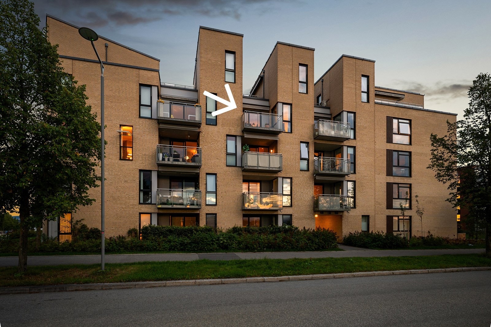 En svært lekker og gjennomgående 3-roms toppleilighet over to plan med både balkong og takterrasse. Boligen har en attraktiv og sjønær beliggenhet på Fornebu. Galleribilde