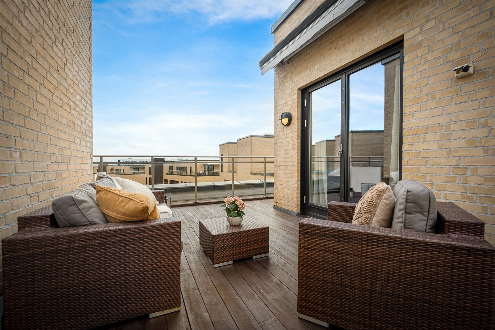 Dette er en privat og usjenert uteplass med rikelig av plass til utemøbler, grill og sosiale sammenkomster, perfekt for lange sommerdager. Galleribilde
