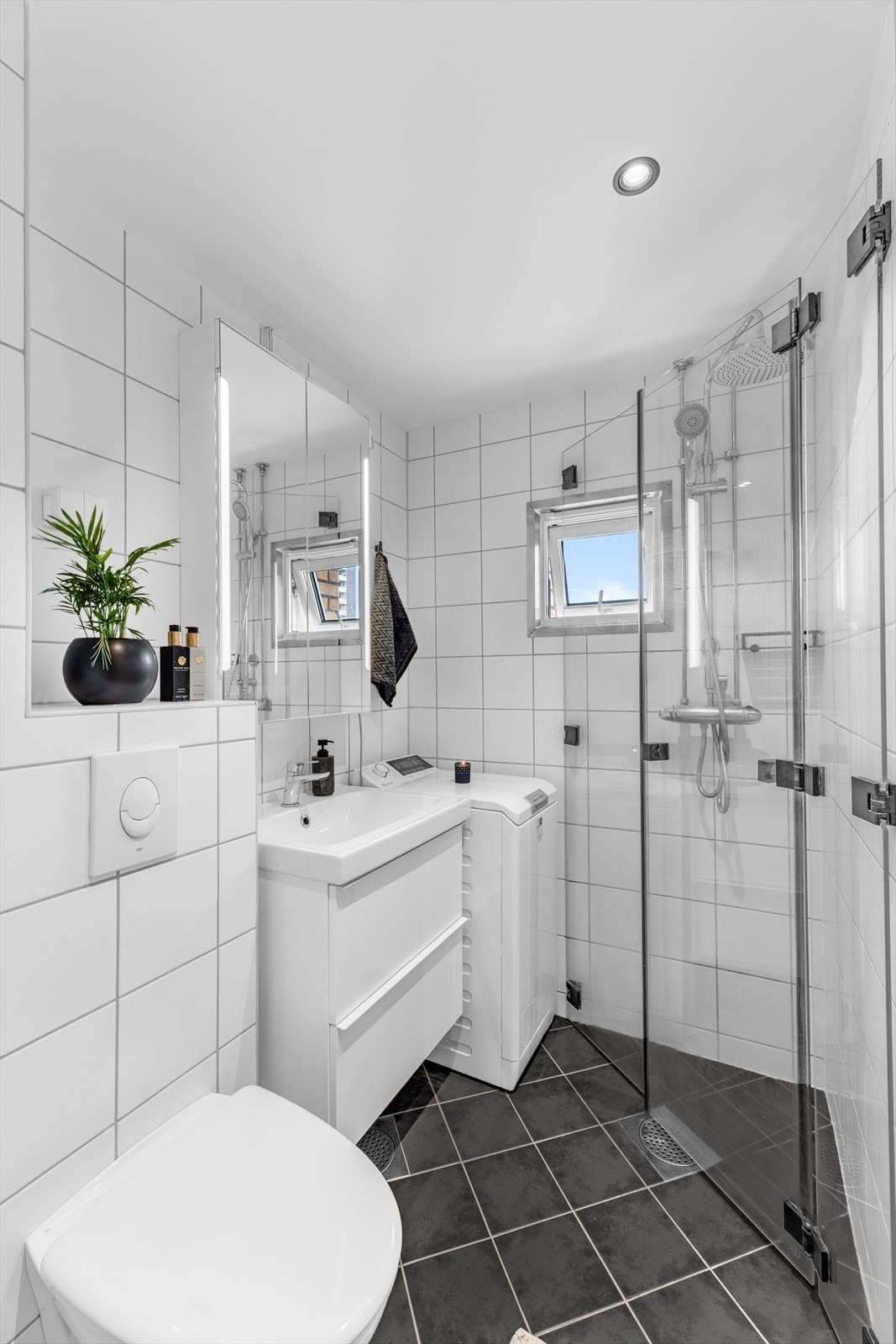 Pent, flislagt baderom med downlights i himlingen og elektrisk gulvvarme. Galleribilde