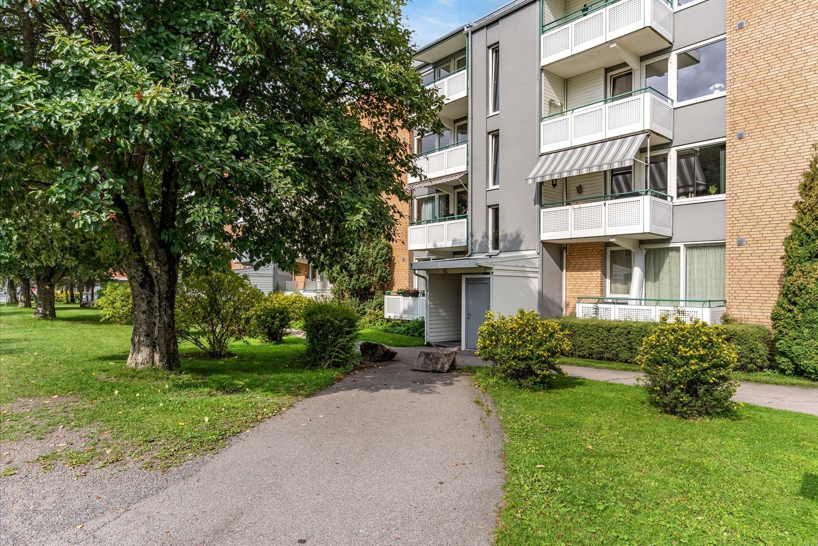 Manglerudvangen borettslag består av 18 bygninger, hvorav 4 høyblokker og 9 frittstående lavblokker, totalt 504 leiligheter og 34 oppganger. Galleribilde