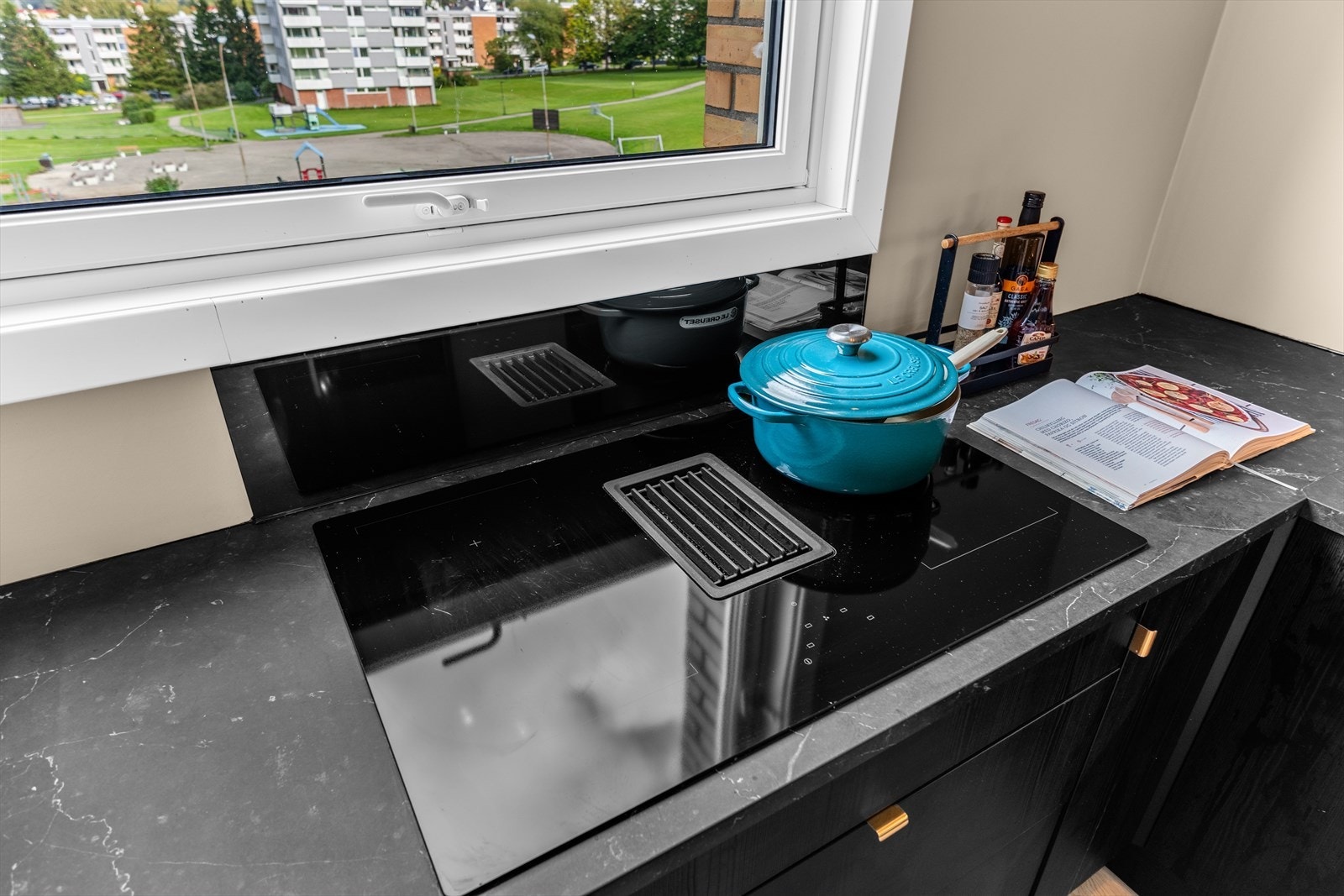 Kjøkkenet har ventilator med kullfilter, integrert i platetoppen for et moderne og ryddig uttrykk. Galleribilde