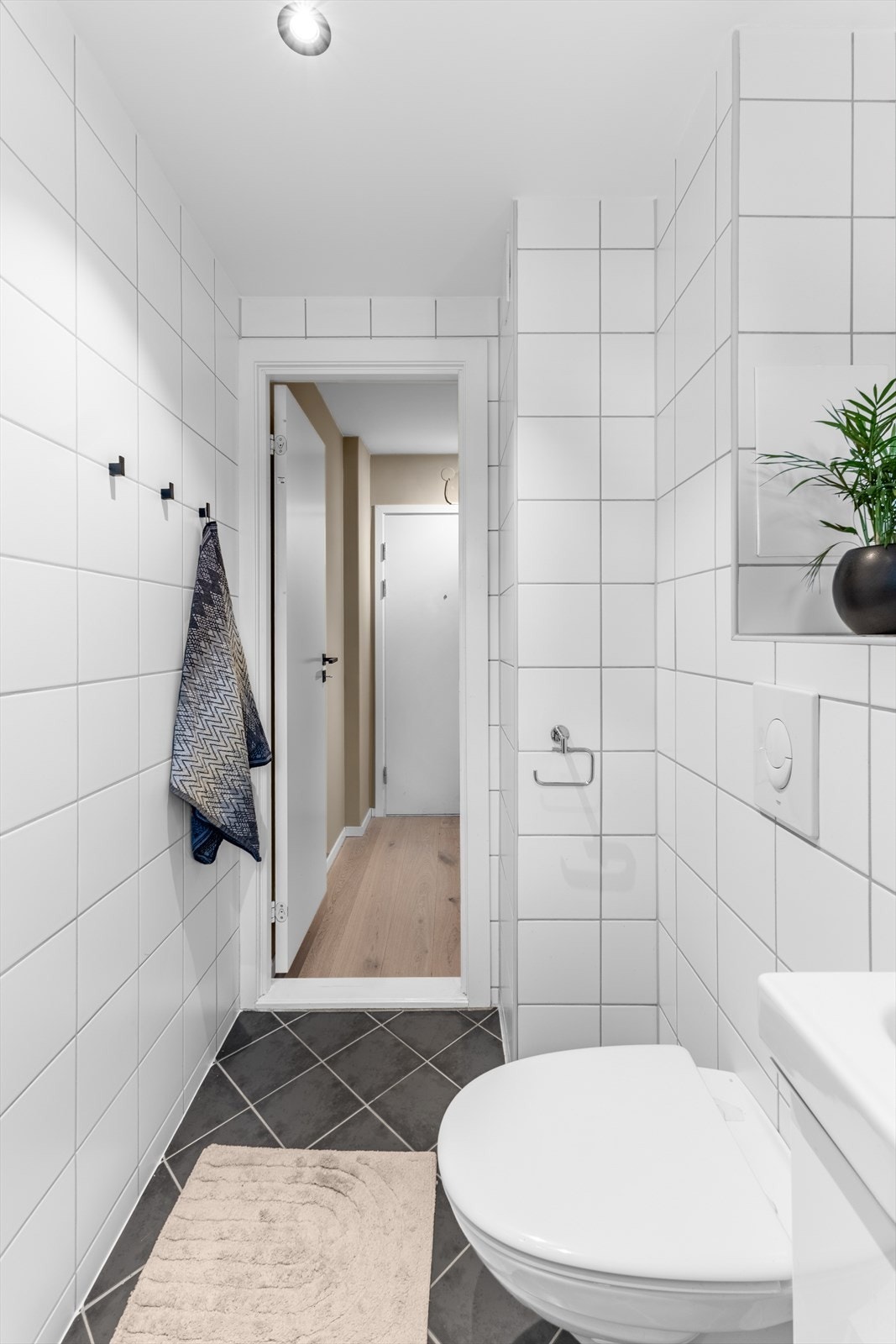 Badet ble pusset opp i regi av borettslaget i 2011 og har vegghengt toalett, servant med innredning, speilskap med belysning samt dusjhjørne med svingbare glassdører. Det er opplegg for vaskemaskin. Galleribilde