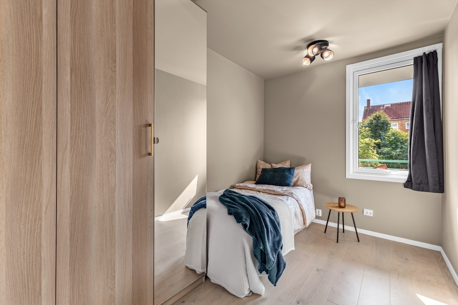 Soverom 2 er også romslig, med god plass til seng og øvrige møbler. Det er et allsidig rom som passer perfekt som barnerom, gjesterom eller hjemmekontor, tilpasset dine behov. Galleribilde