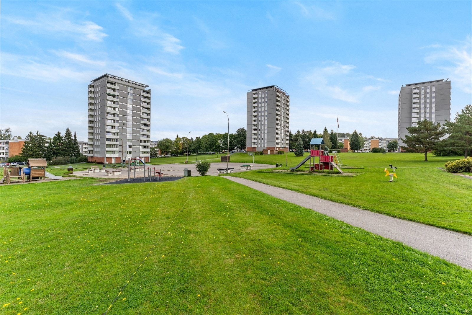 Borettslaget har flere lekeplasser med lekeapparater og sandkasser, og det er en god aldersfordeling blant beboerne. Galleribilde