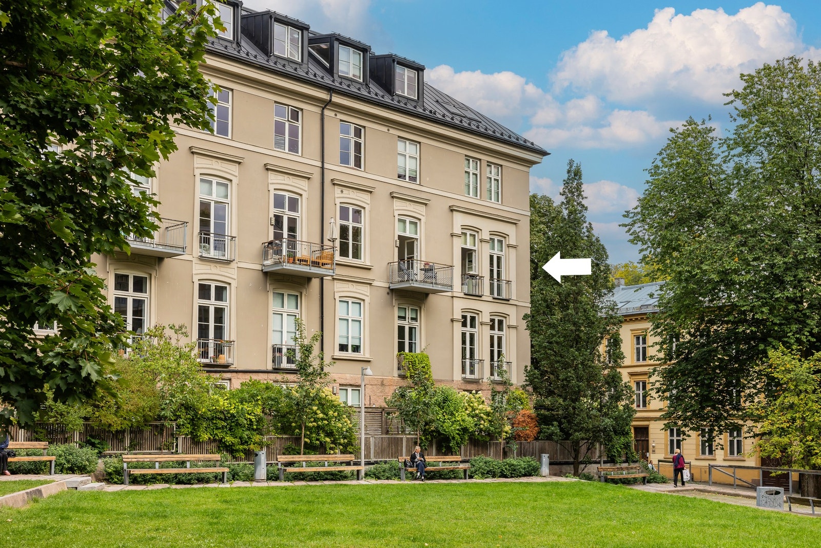 I sommerhalvåret er det ekstra idyllisk å bo så sentralt, men i flotte grønne omgivelser. Galleribilde