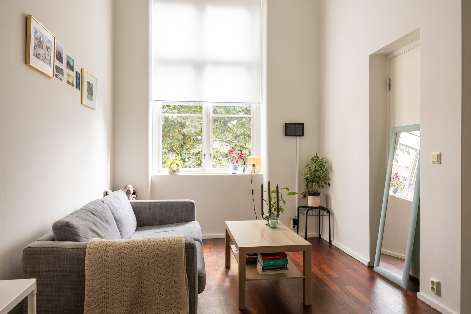 Leiligheten har egen utleiedel med oppholdsrom/stue og kjøkken, samt hems. Galleribilde