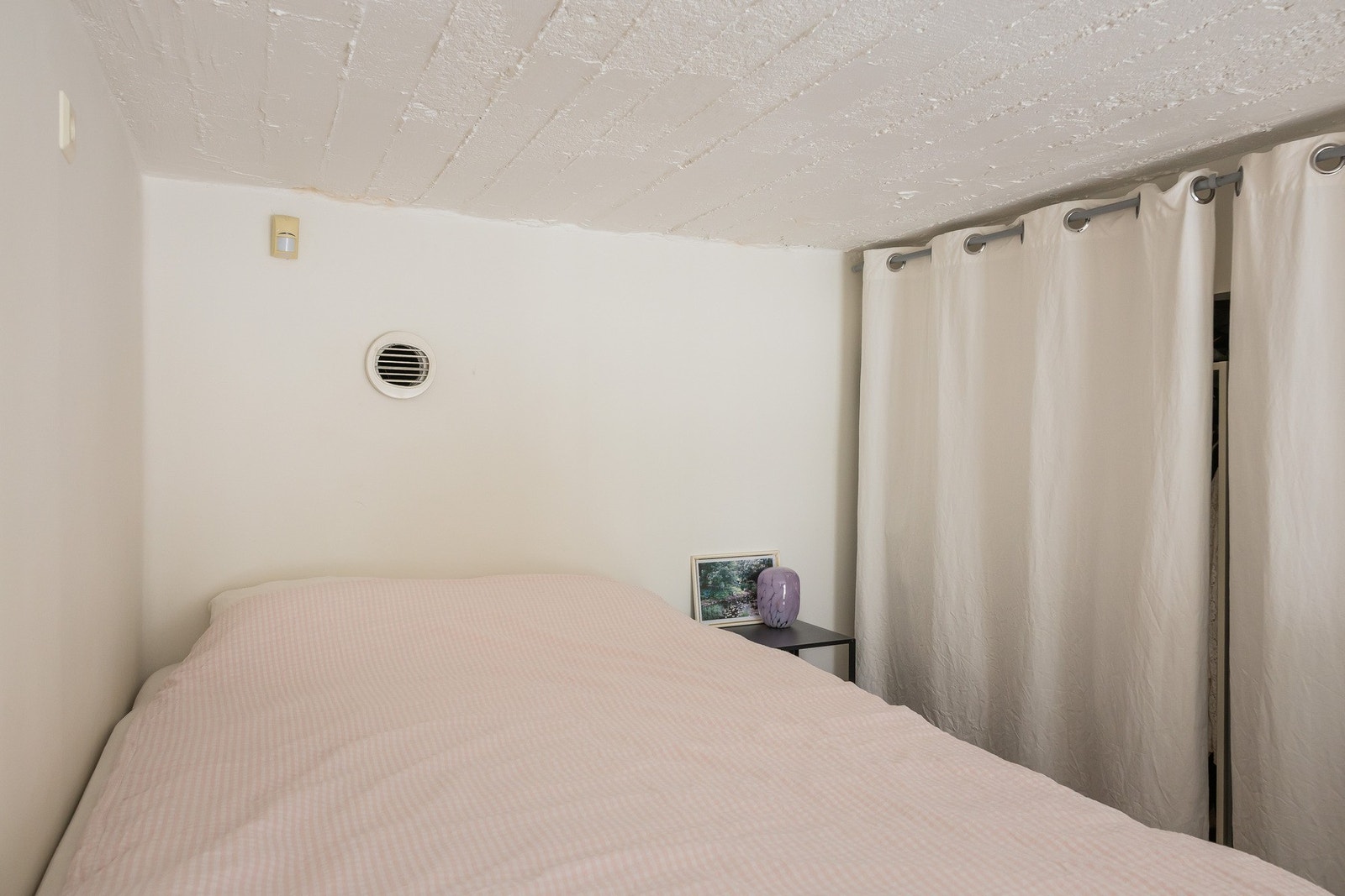 Hemsen er i dag innredet med seng og har også oppbevaringsplass bak forheng. Galleribilde