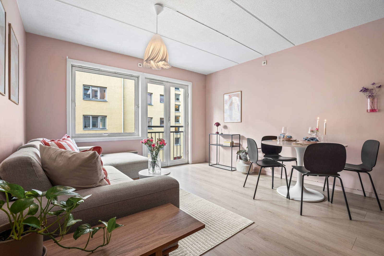 Nils Huus' gate 2 er en lys og moderne 2-roms i et bygg fra 2005. Boligen ligger i et attraktiv område, med nærhet til både sentrum og marka. Galleribilde