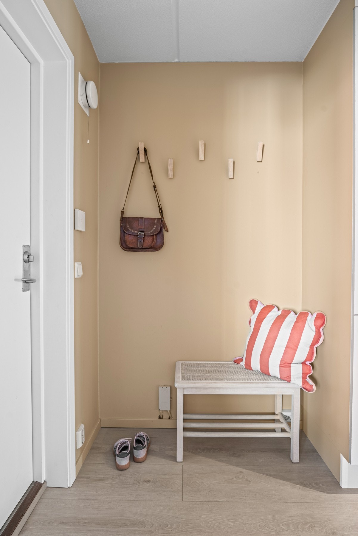 I entreen er det fin plass til å innrede meg oppheng for yttertøy. Det er som nevnt godt med lagring i stor garderobrekke og i kjellerbod på ca. 3 kvm. Galleribilde