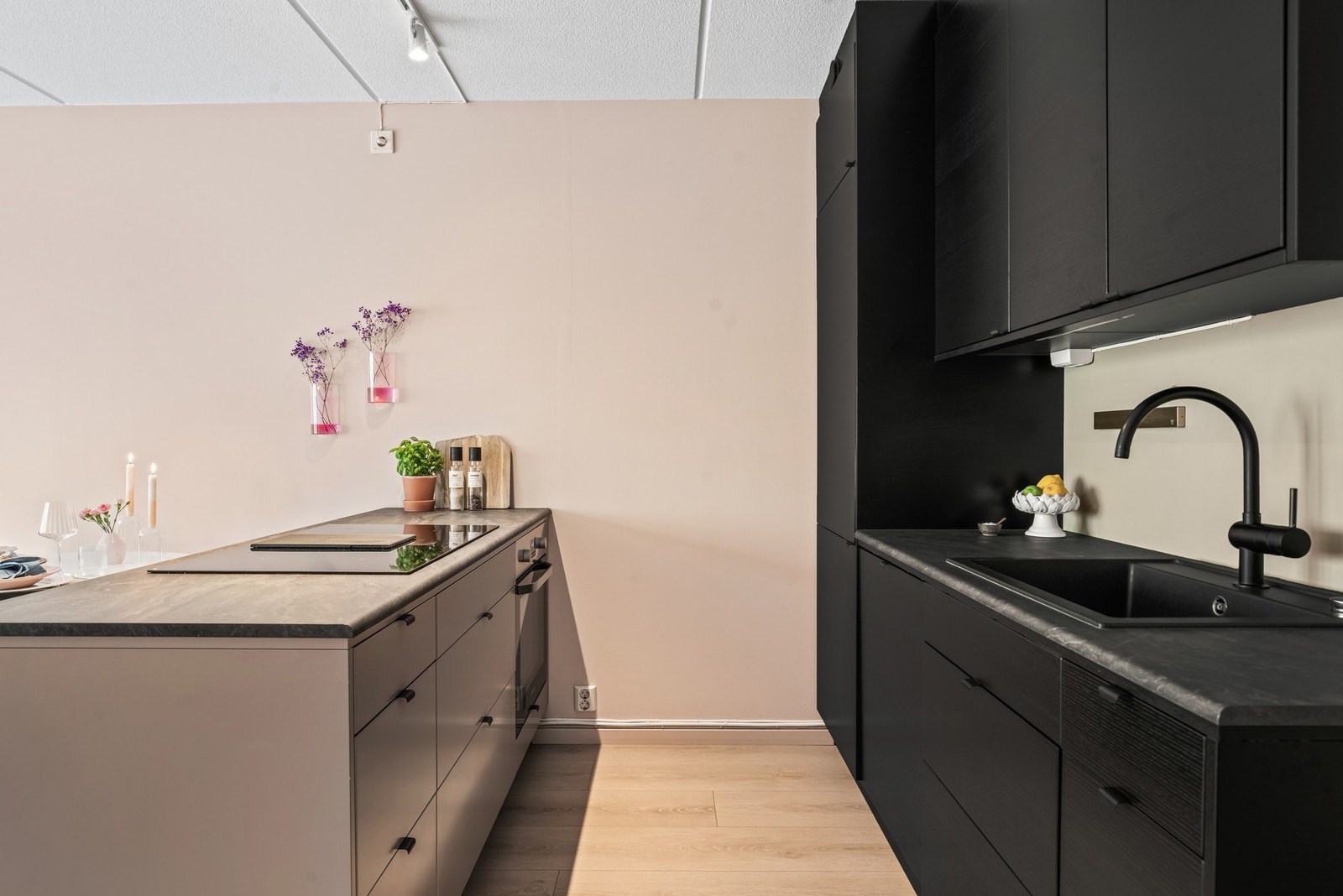 Det er ellers installert automatisk lekkasjestopper til oppvaskmaskinen og komfyrvakt til platetoppen iht dagens forskrifter og krav. Komfyrvakten er nylig byttet. Galleribilde