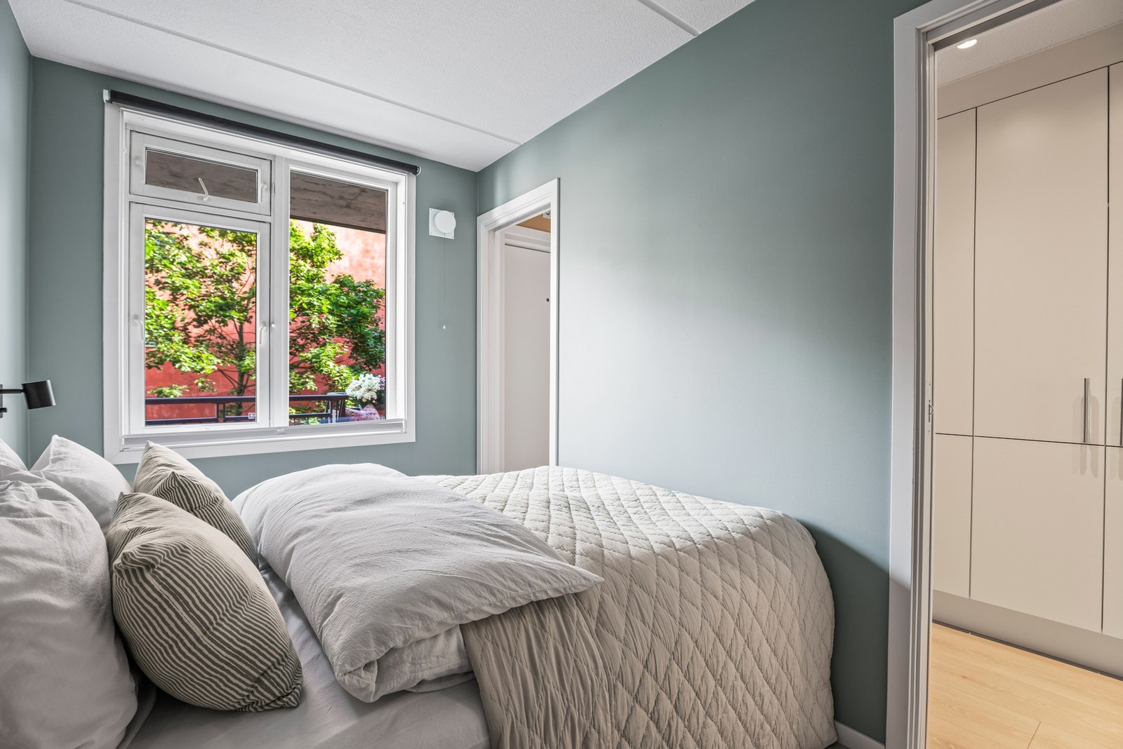 Soverommet har skyvedører på hver sin side av sengen. Galleribilde