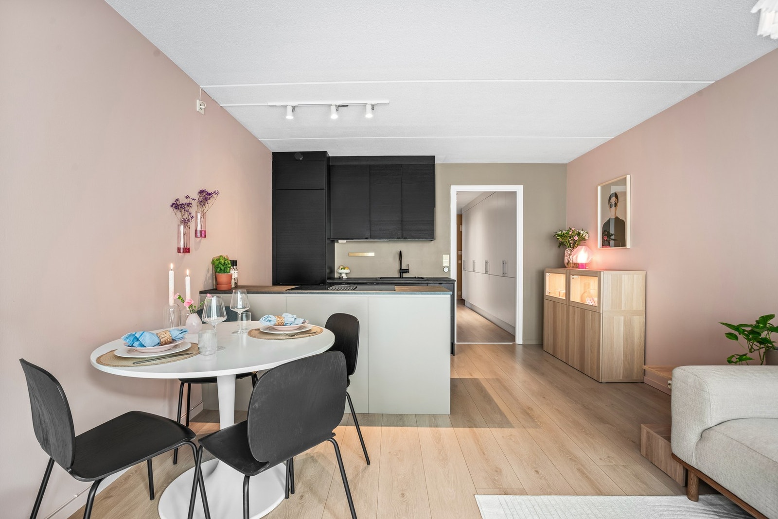 Kjøkkeninnredningen fra Epoc var ny i 2020. Her er det godt med benkeplass og mot stuen er det en stilig kjøkkenøy. Galleribilde