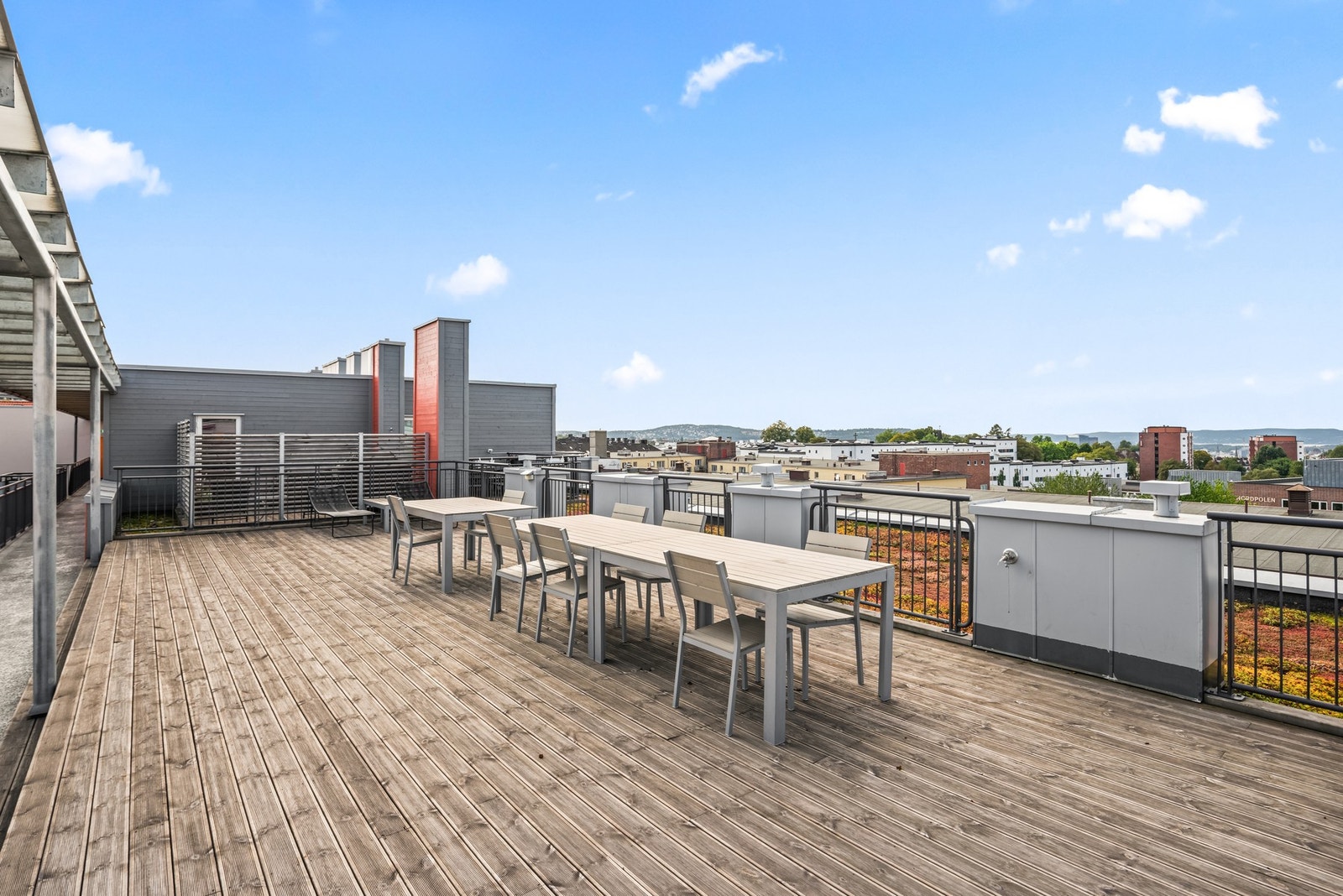 Det er heis i bygget og beboere har tilgang på flere felles takterrasser. Meget gode solforhold på takterrassene. Galleribilde