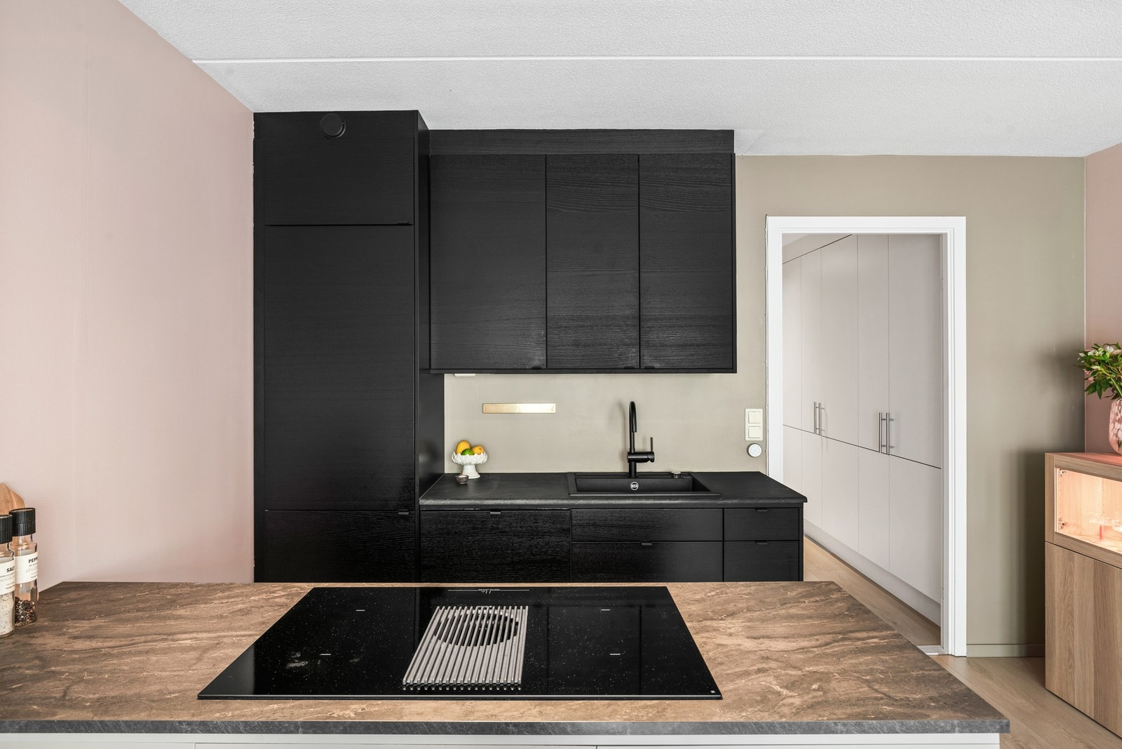 Innredningen har slette fronter med dempefunksjoner, og det er laminerte benkeplater med nedfelt komposittvask og 1- greps blandebatteri. Galleribilde