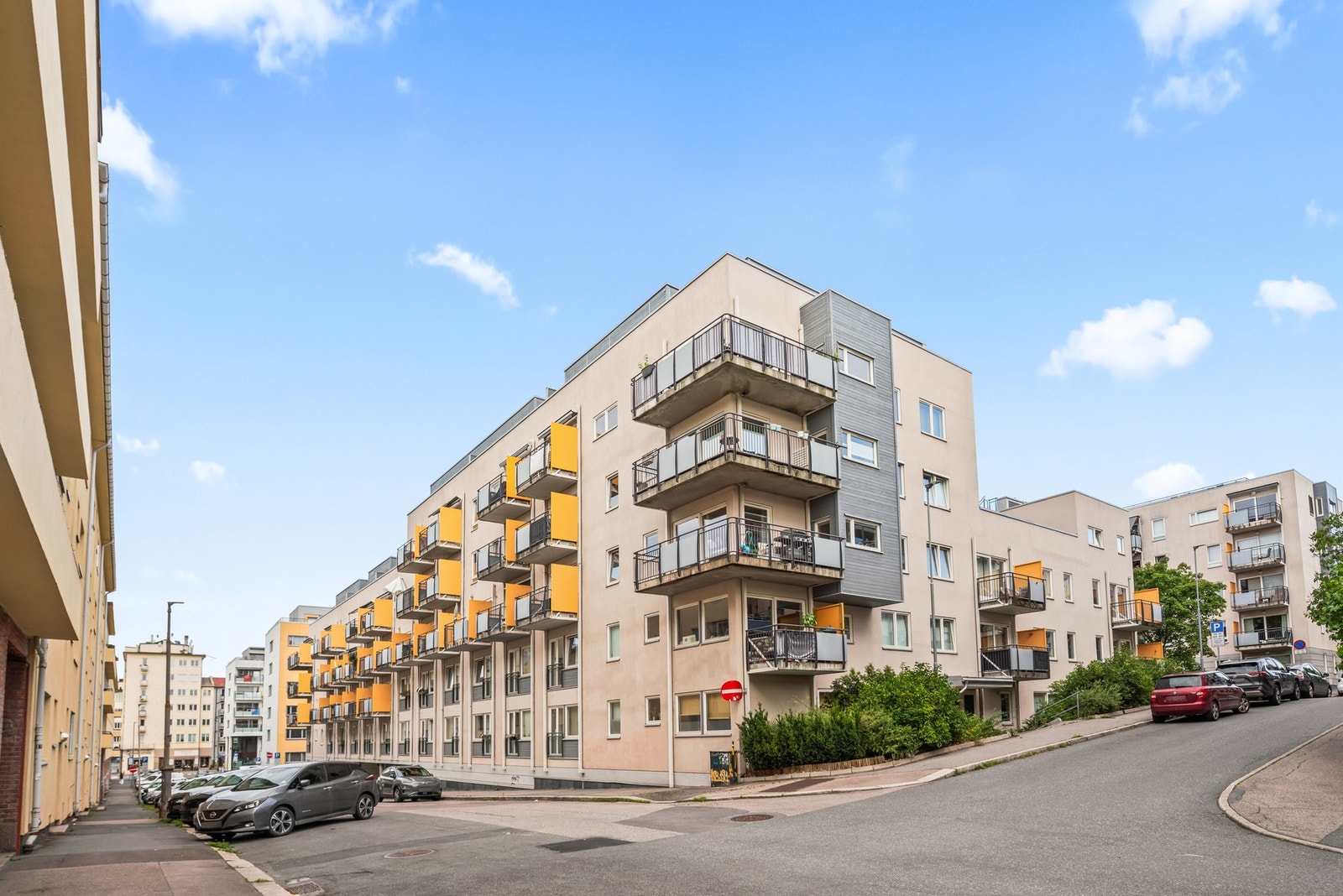 Fra hovedinngangen på bakkeplan blir du møtt av et hyggelig inngangsparti med heisadkomst til leilighetsplan i 2. etasje. Tidvis mulighet for leie av garasjeplass. Galleribilde