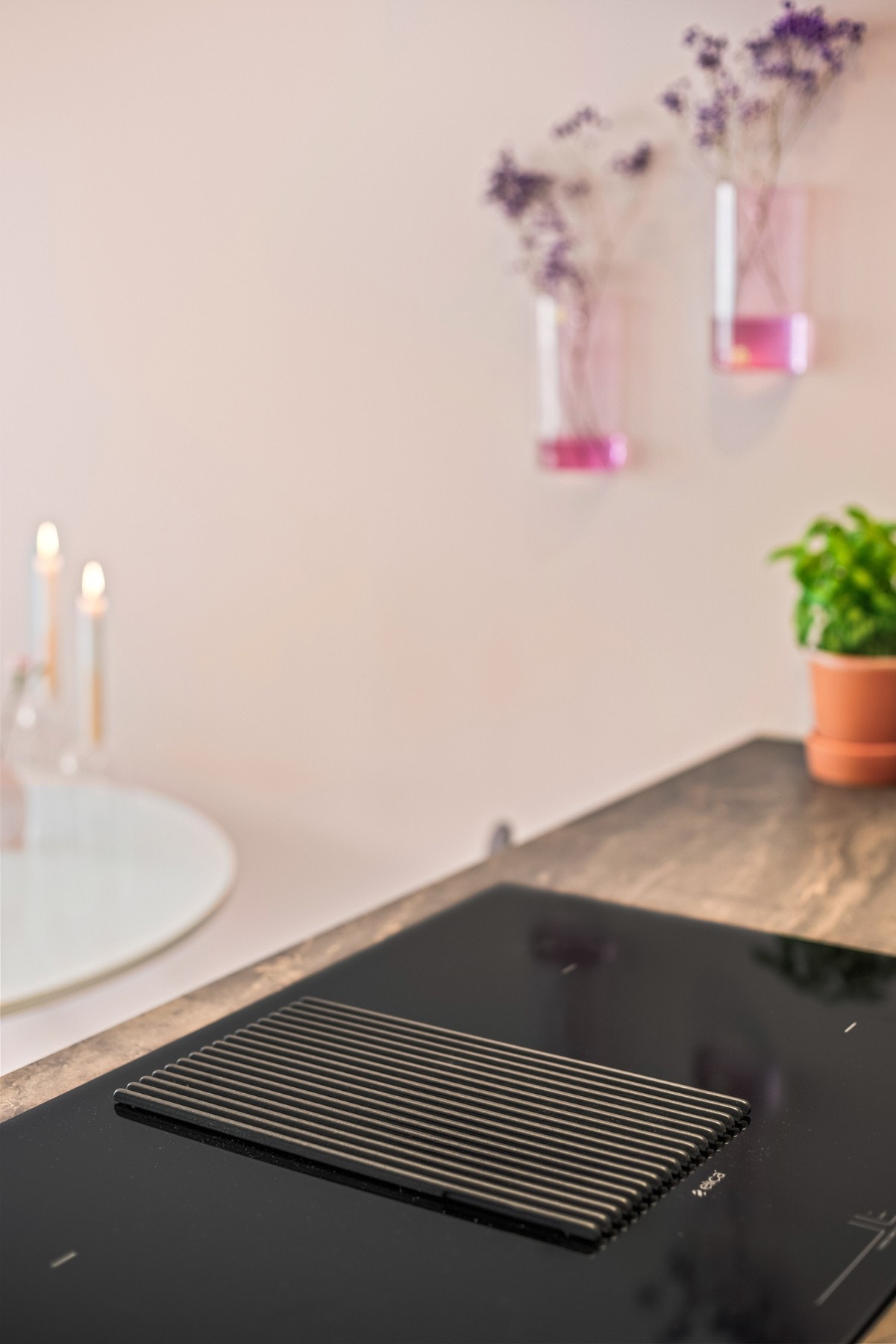 Moderne platetopp som har integrert ventilator med kullfilter. Galleribilde