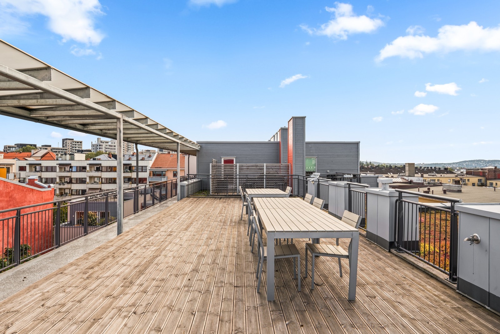 Beboere har tilgang på flere felles takterrasser, hvor dette er den største. Galleribilde