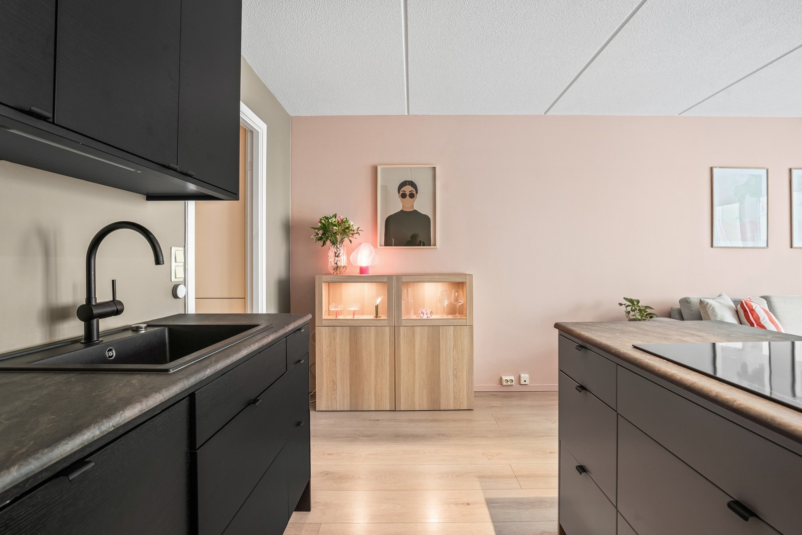 Fra kjøkkenet og stuen tar vi turen videre inn på badet vi gangen. Galleribilde