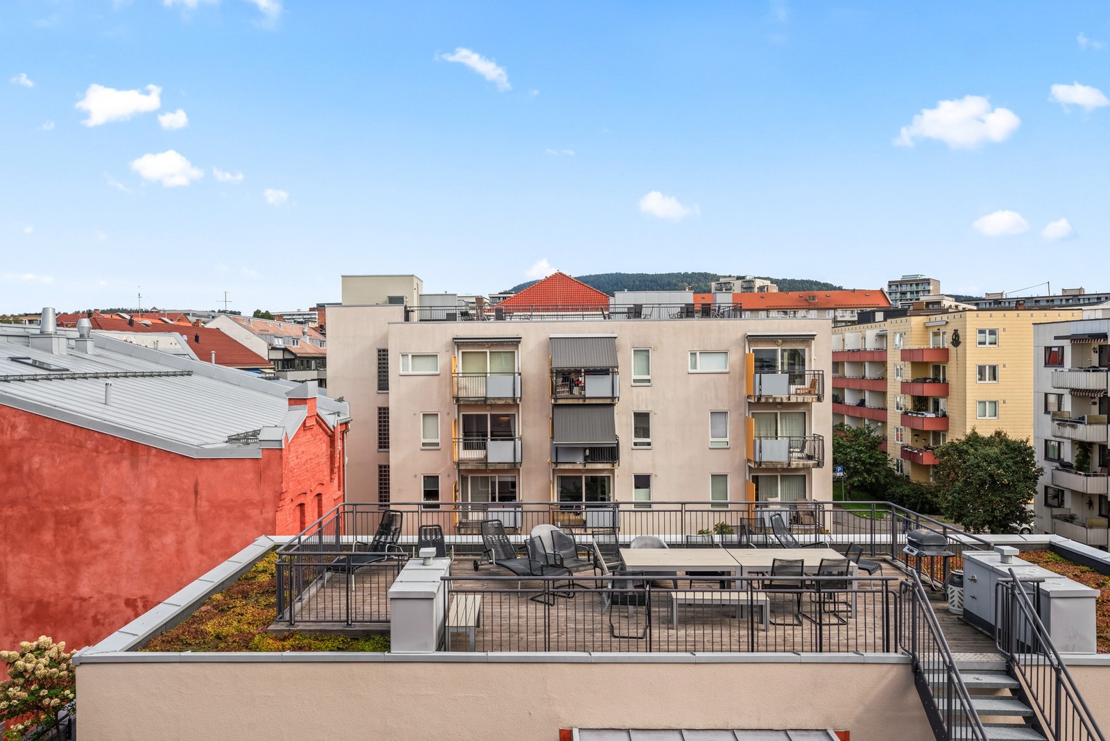 Det er grill på de to største, og det er også en hyggelig bakgård med bord, bålpanne, sandkasse og leker til barn. Galleribilde