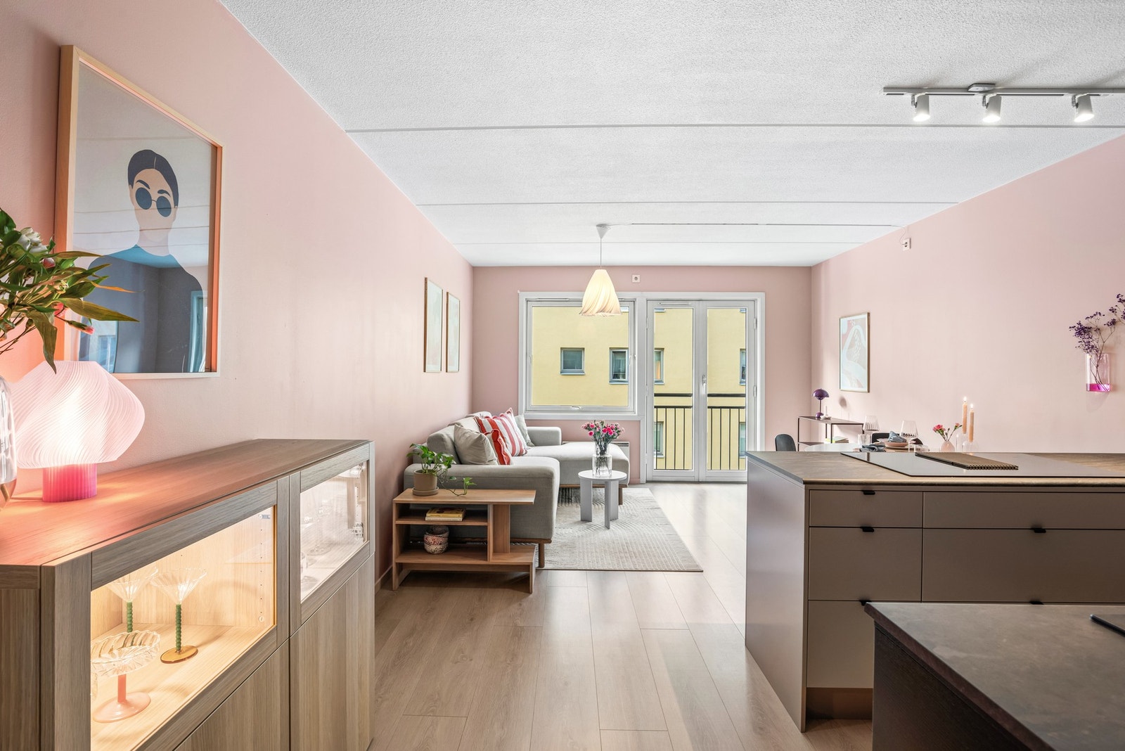 Lys og svært innbydende stue som får godt med naturlig lysinnslipp fra store vindusflater. Galleribilde