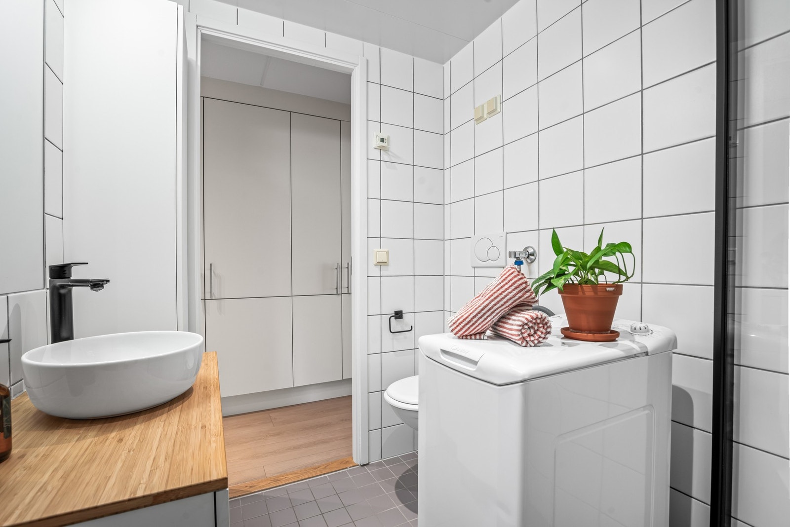 Videre har badet vegghengt toalett, opplegg for vaskemaskin og mekanisk ventilasjon. Galleribilde